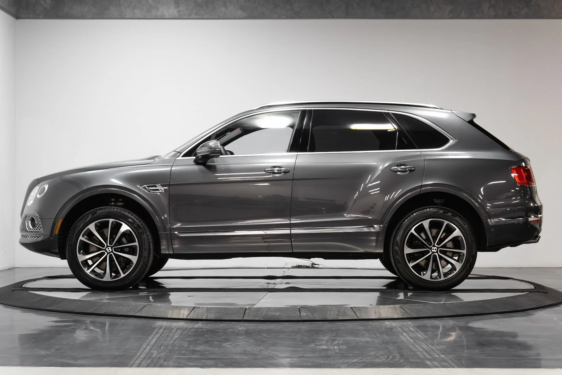 mph023_3892229361_Used_2017_Bentley_Bentayga_W12_1763489562_b96fc67116