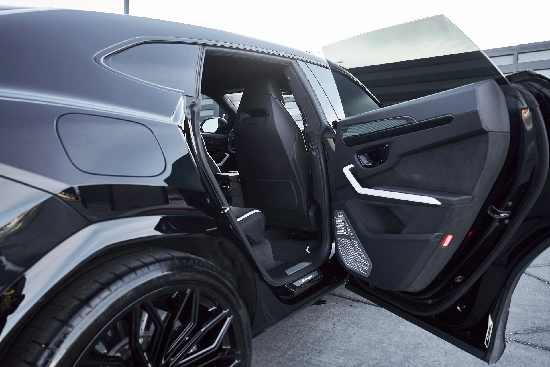 mph023_3908213755_Used_2025_Lamborghini_Urus_SE_1767720853_29522bb385