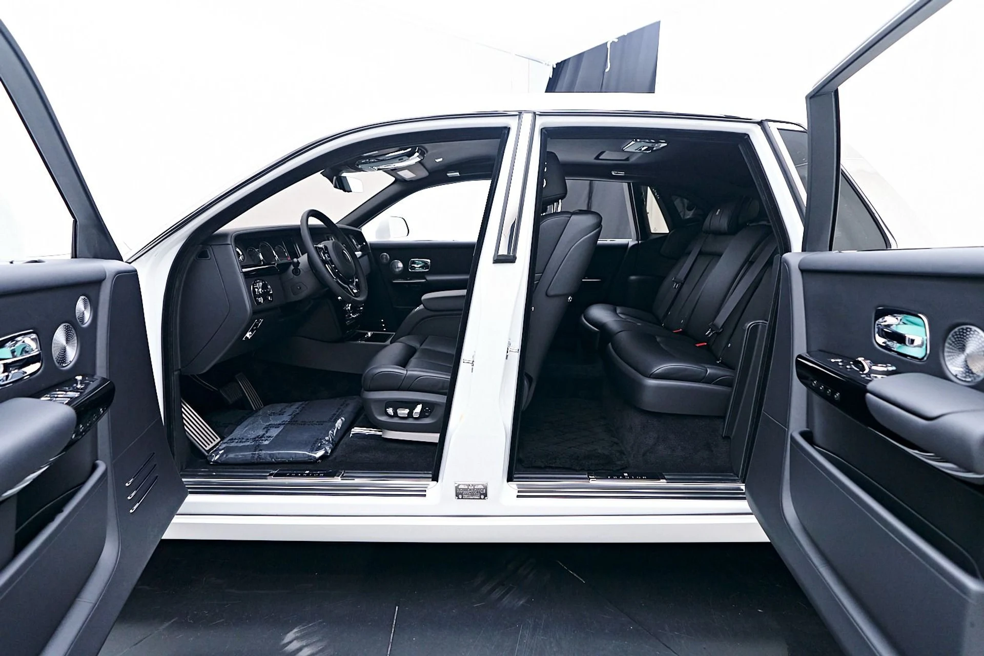 mph023_3912549527_Used_2023_Rolls_Royce_Phantom_Base_1760229060_13060aa032