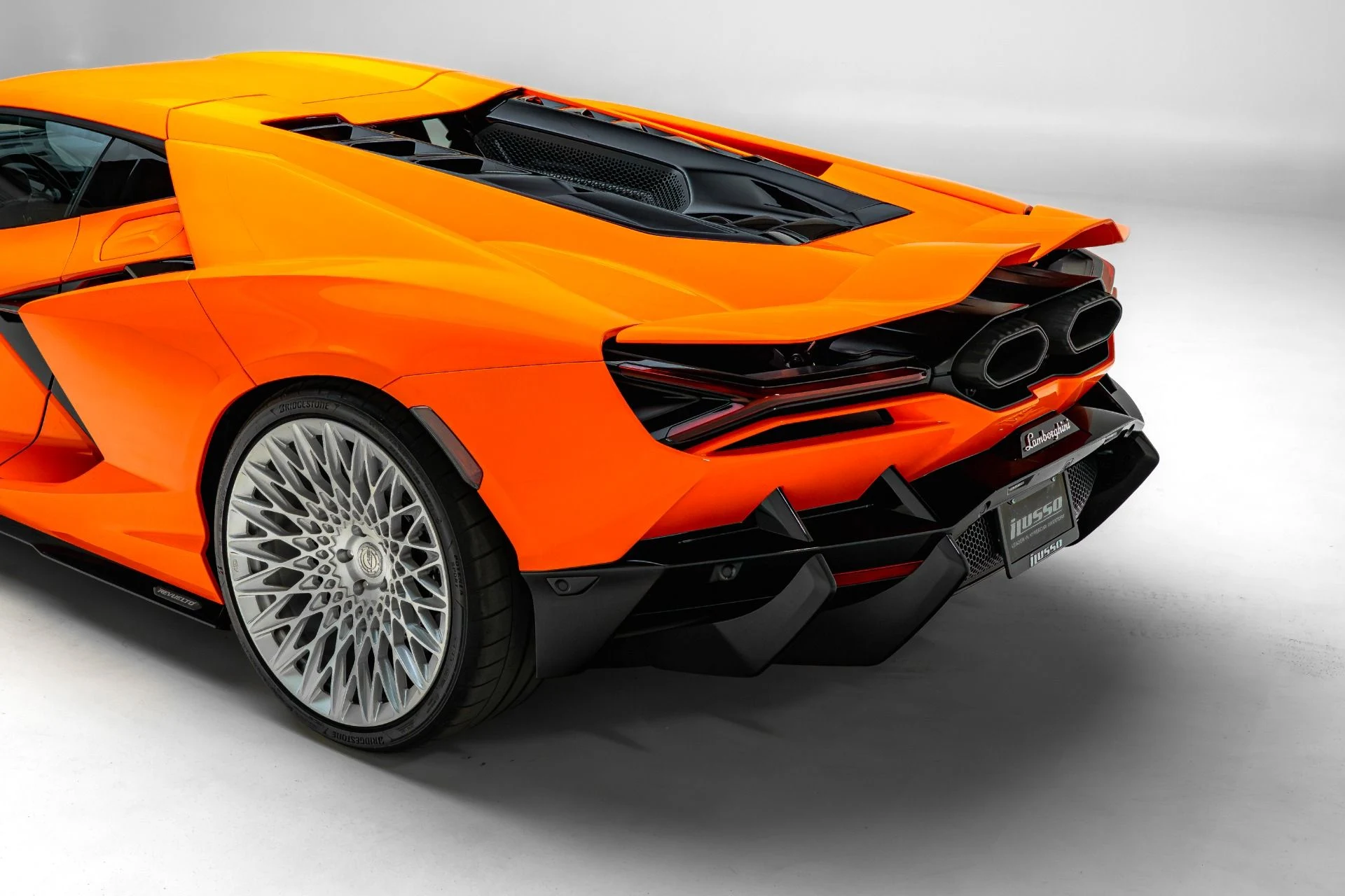 mph023_3934052369_Used_2024_Lamborghini_Revuelto_1781129539_2a43674655