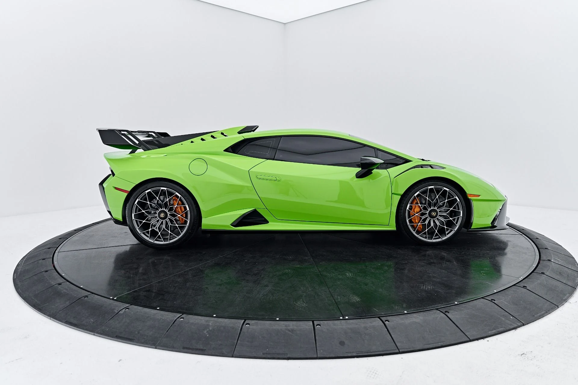 mph023_3951306390_Used_2024_Lamborghini_Huracan_STO_Base_1791998214_5bd583162c