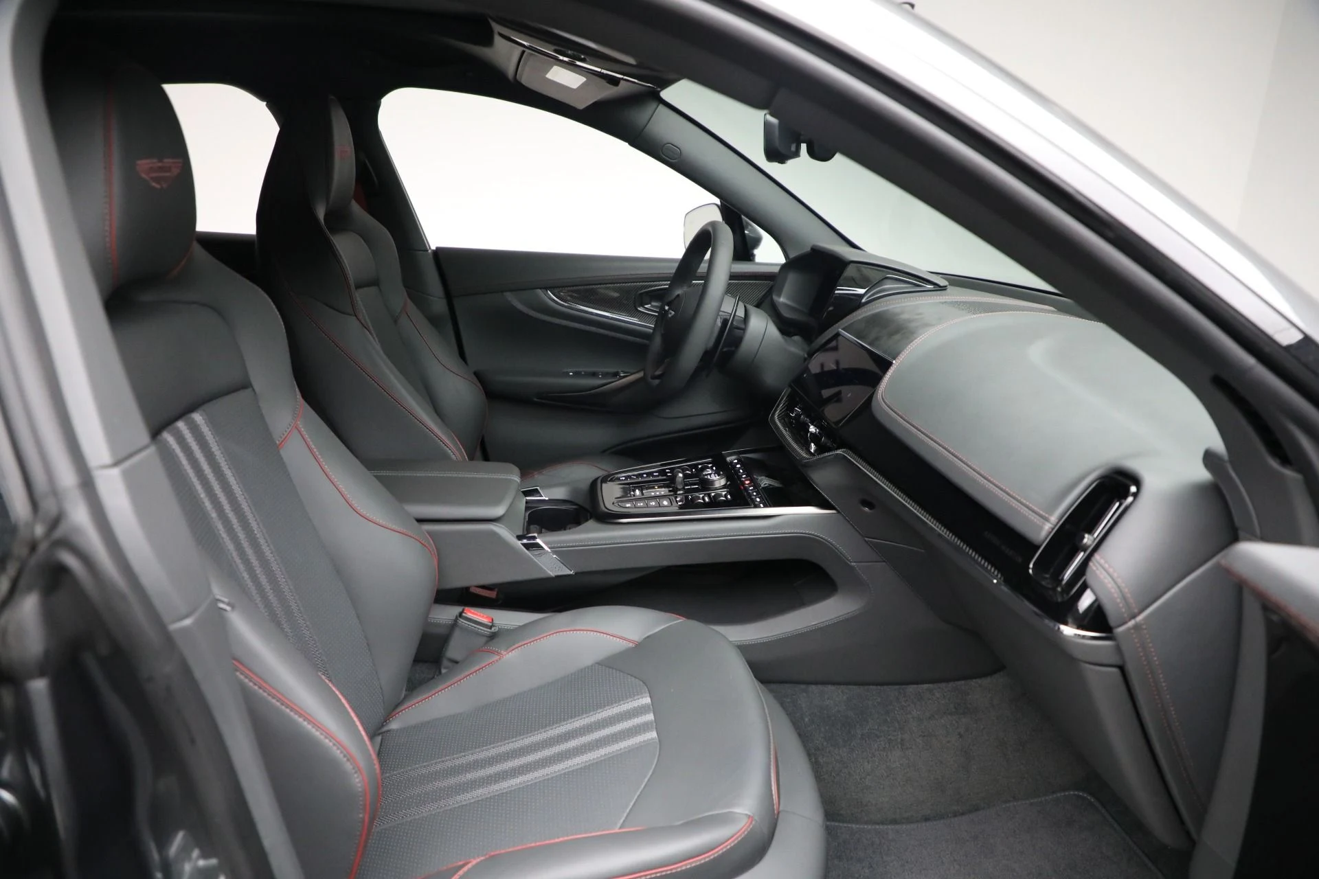 mph023_3953634881_New_2025_Aston_Martin_DBX_707_69ba42283b