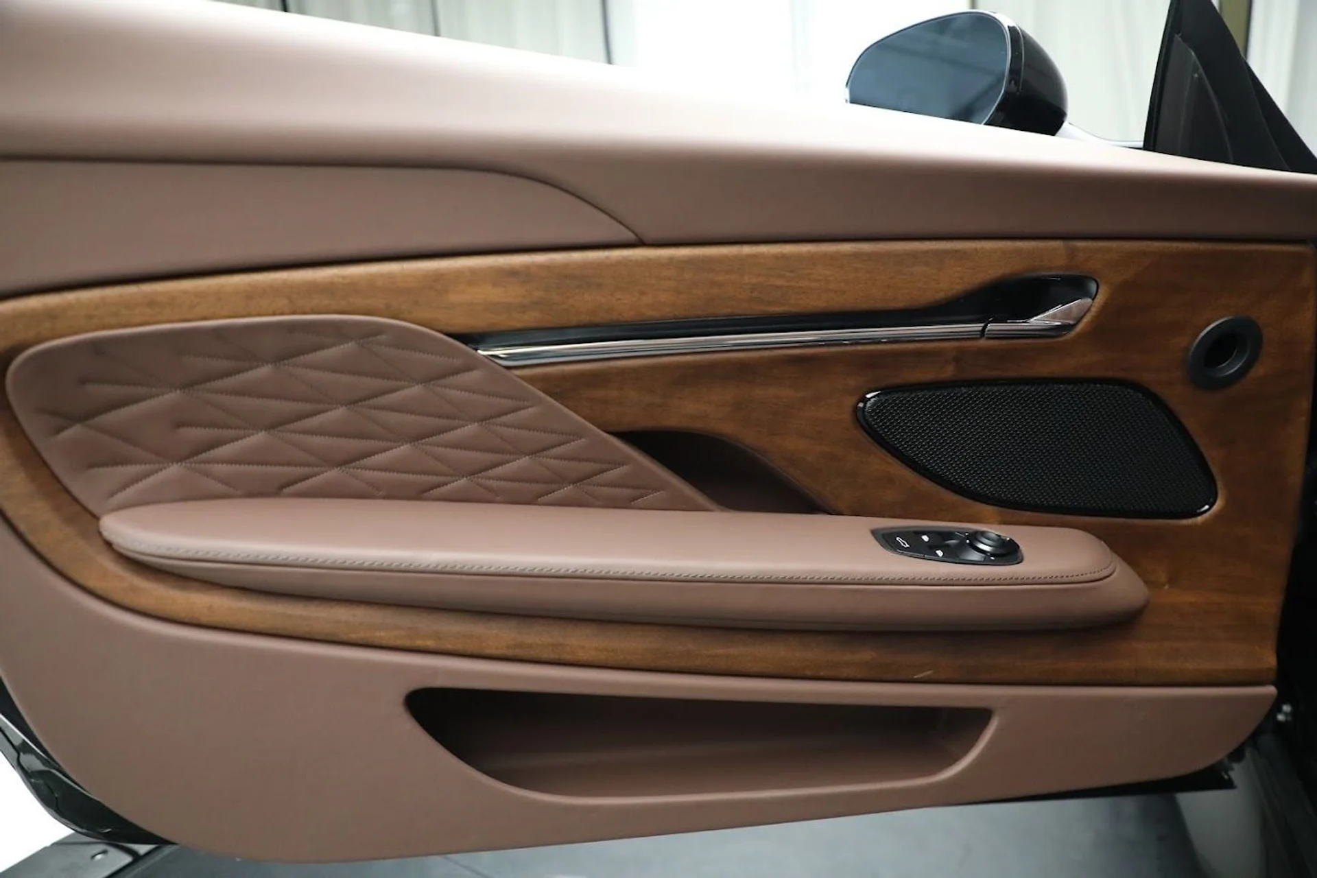 mph023_4012313220_Used_2024_Aston_Martin_DB_12_Volante_3f1d60bdf2