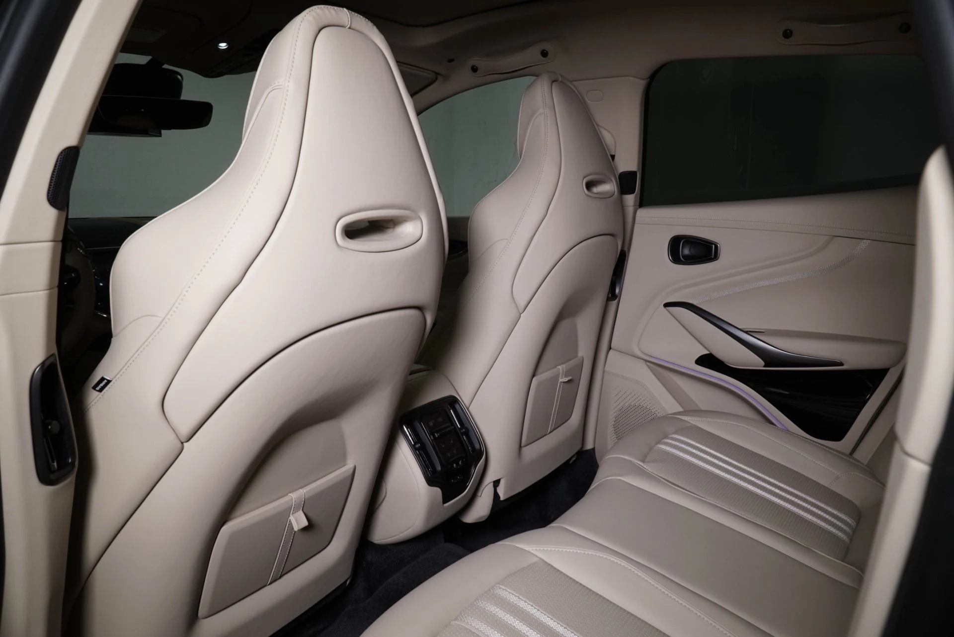 mph023_4063164393_New_2026_Aston_Martin_DBX_707_1765563110_ac9bf79dd9