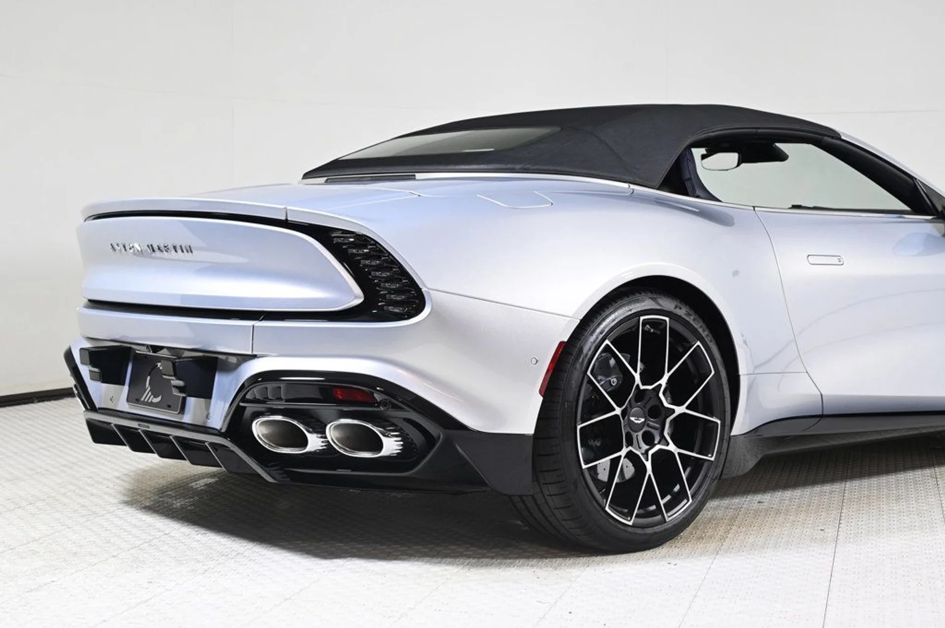 mph023_4072409806_new_2026_aston_martin_vanquish_volante_11350_22980293_23_1024_cd03953d99