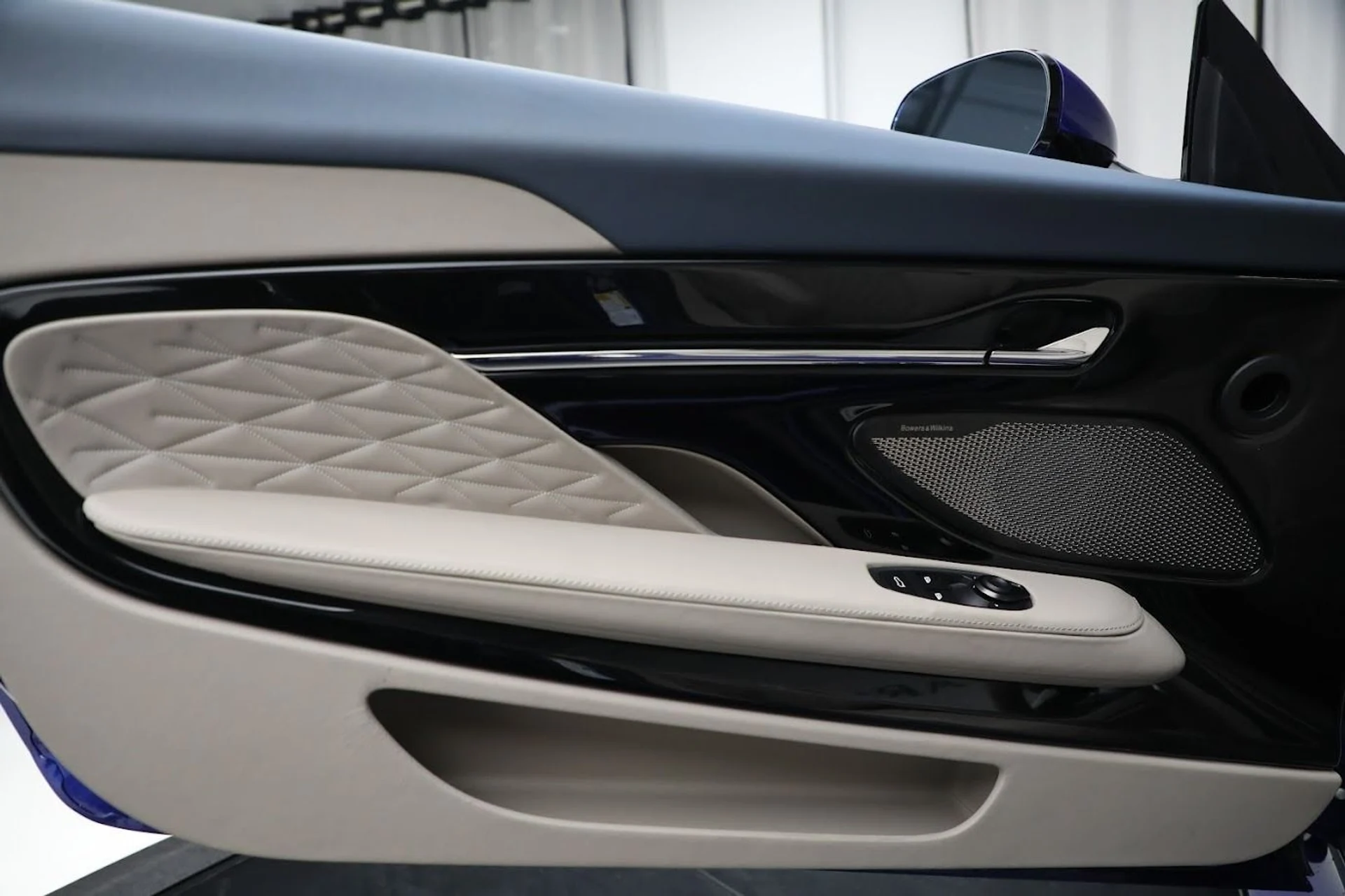 mph023_4073490529_New_2024_Aston_Martin_DB_12_Volante_00ce64b857