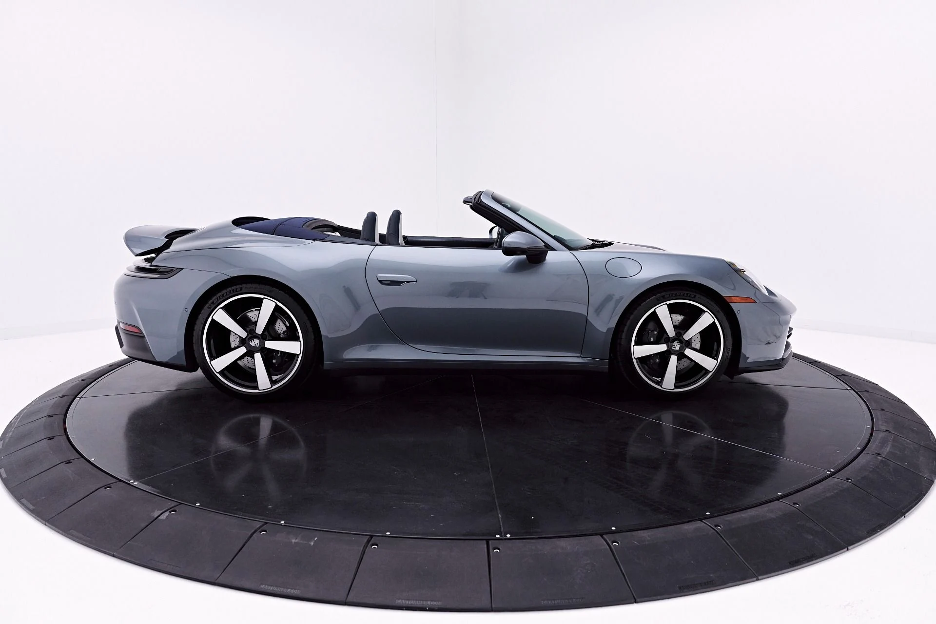 mph023_4076217399_Used_2025_Porsche_911_Carrera_1777504767_1f90d6b467