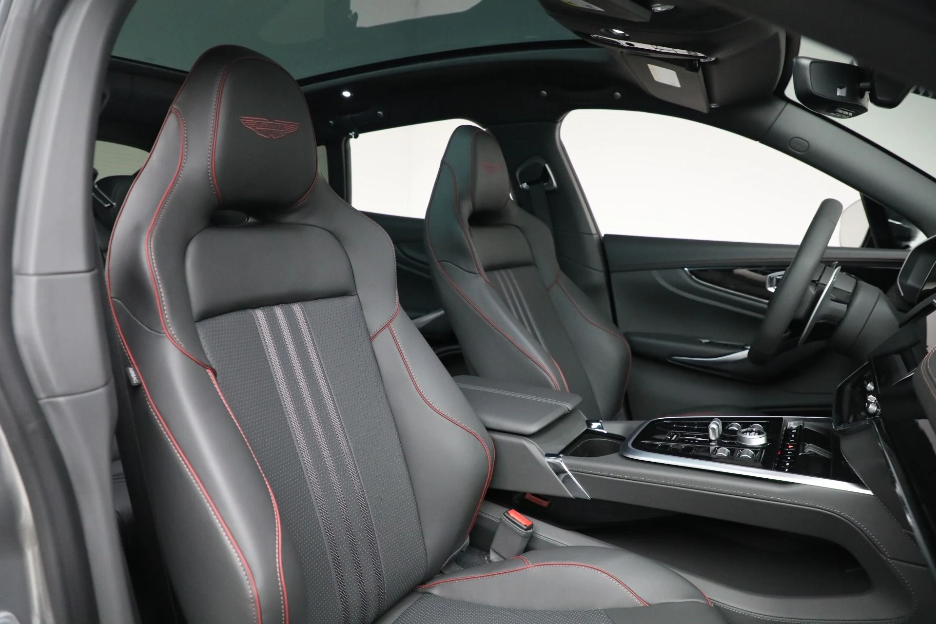 mph023_4105324229_New_2025_Aston_Martin_DBX_707_191373bddd