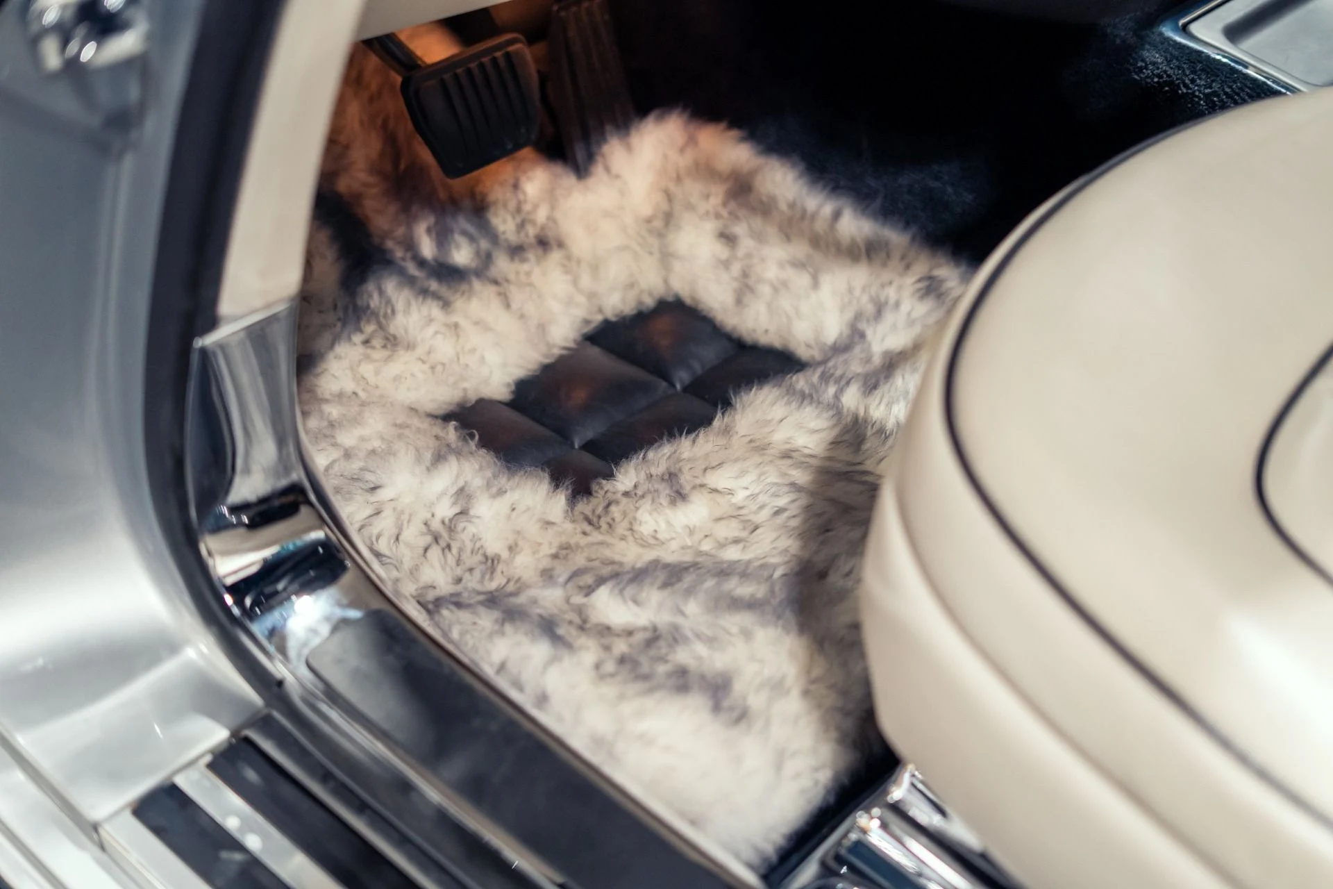 mph023_4111283723_Used_2014_Rolls_Royce_Phantom_Drophead_Coupe_1785564931_0a7a7e94ac