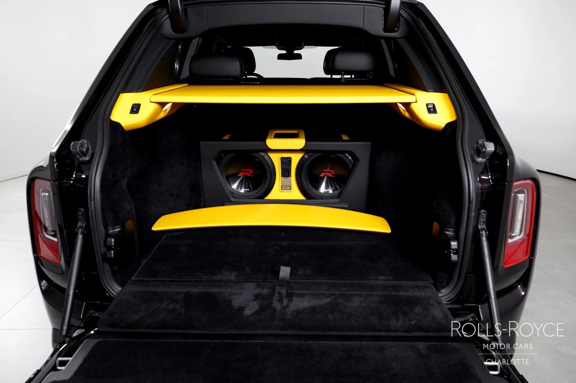 mph023_411313969_Used_2023_Rolls_Royce_Black_Badge_Cullinan_1767375090_5085452390