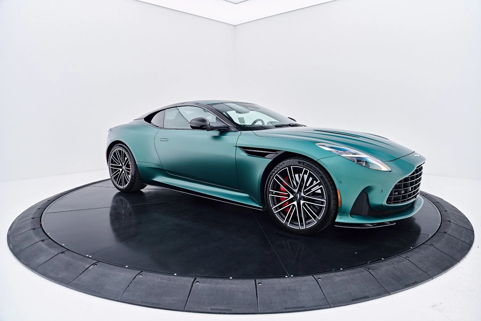 mph023_4121812806_Used_2024_Aston_Martin_DB_12_1784769373_5fe44e9556