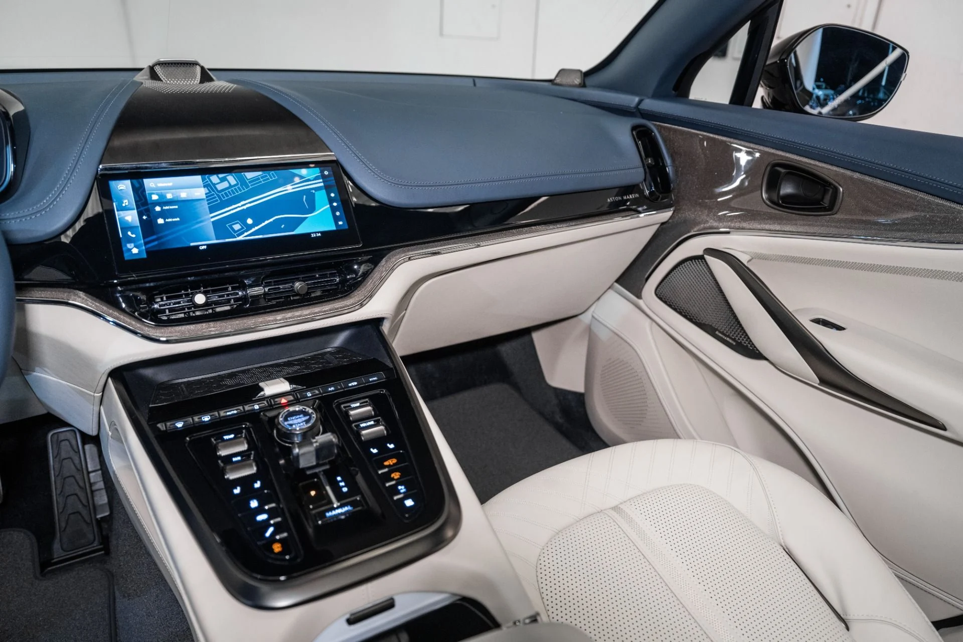 mph023_4121920250_Used_2025_Aston_Martin_DBX_707_1734711890_09cd0a9f4d