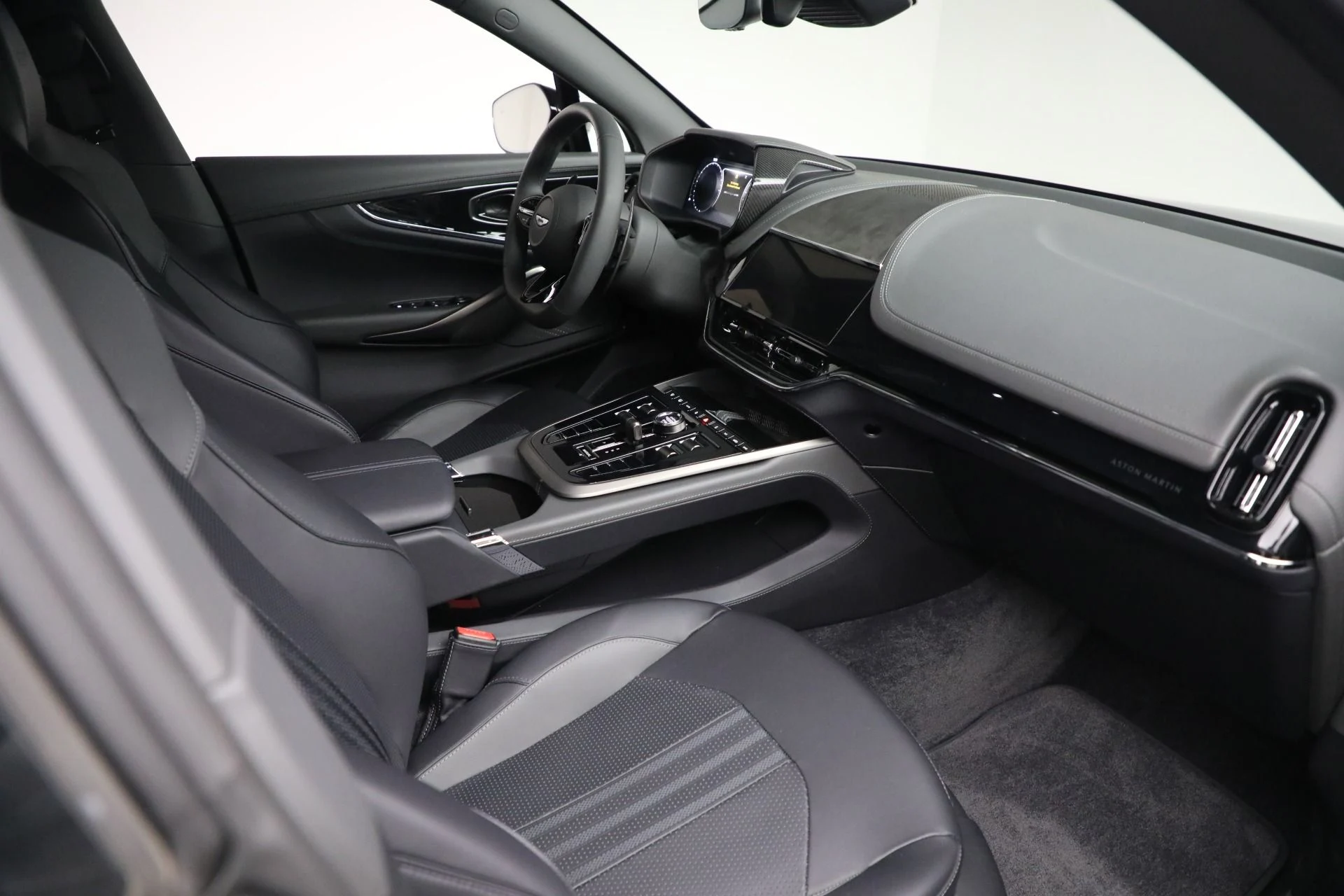 mph023_4132561384_New_2025_Aston_Martin_DBX_707_a1fb97aa8f