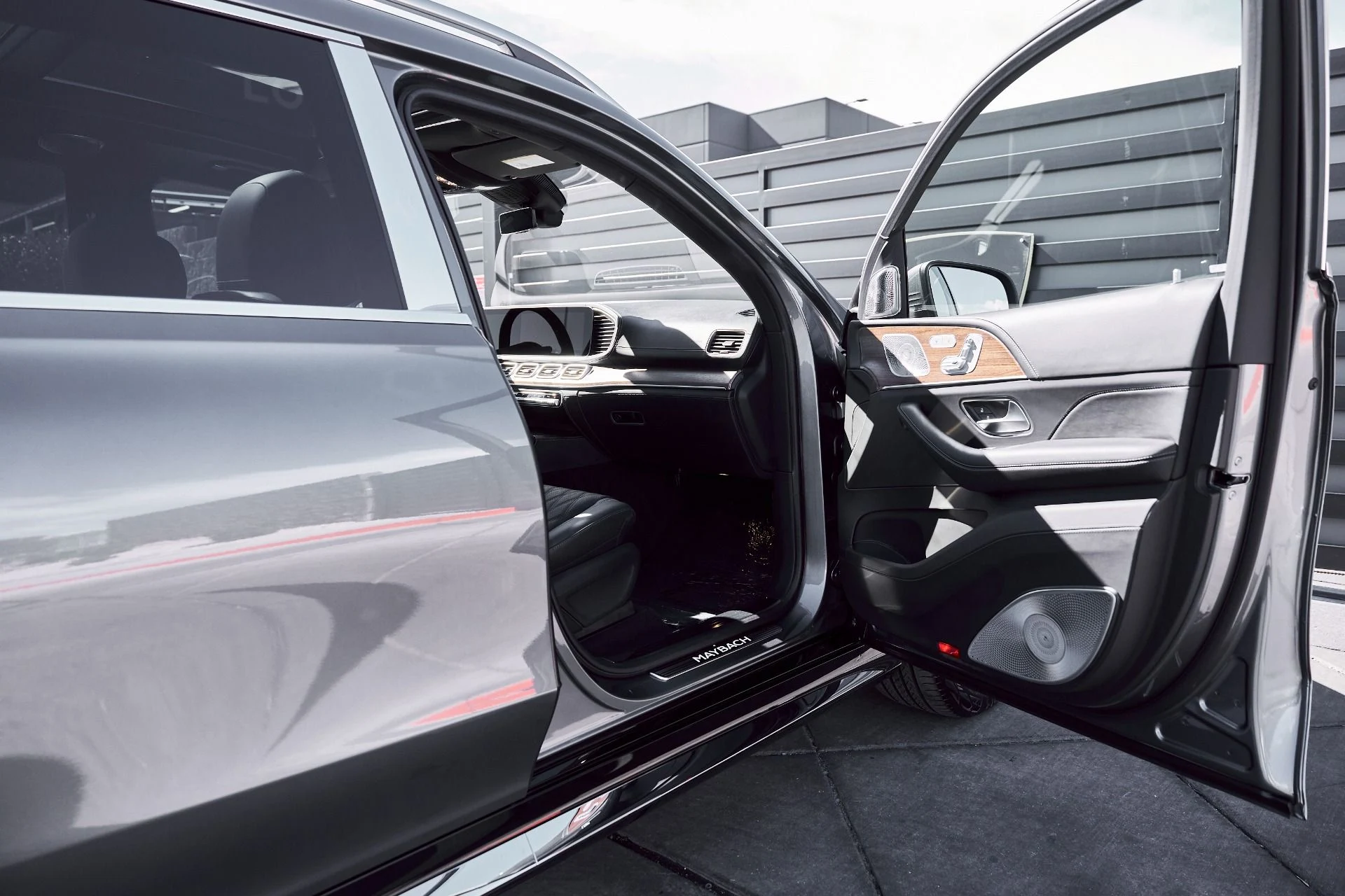 mph023_4199276622_Used_2025_Mercedes_Benz_GLS_Maybach_GLS_600_1771467899_0bd8d32ef9