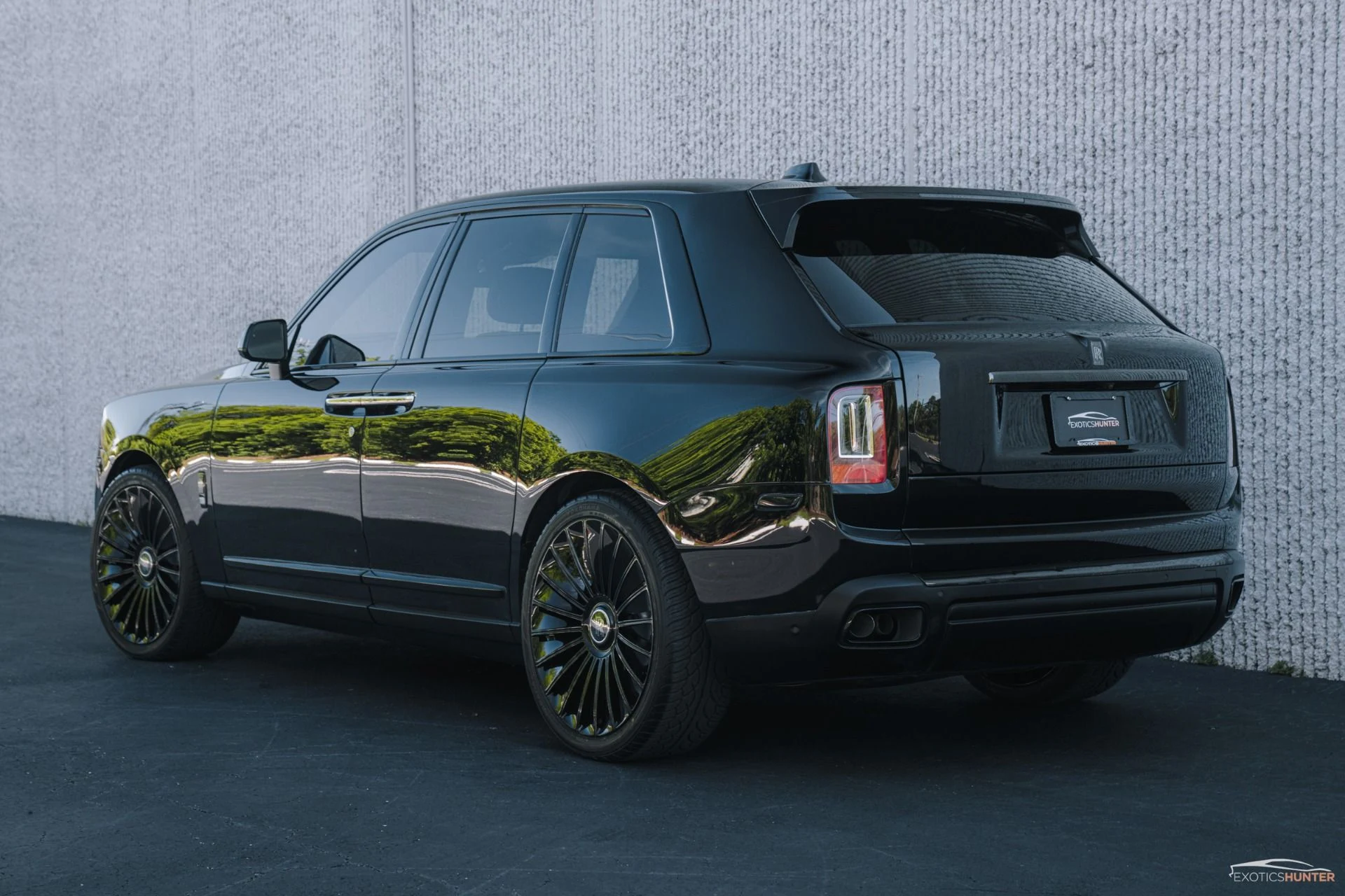 mph023_4212814107_Used_2020_Rolls_Royce_Black_Badge_Cullinan_w_Starlight_Rear_Picnic_Seating_on_Forged_Wheels_1756241071_1761c80393