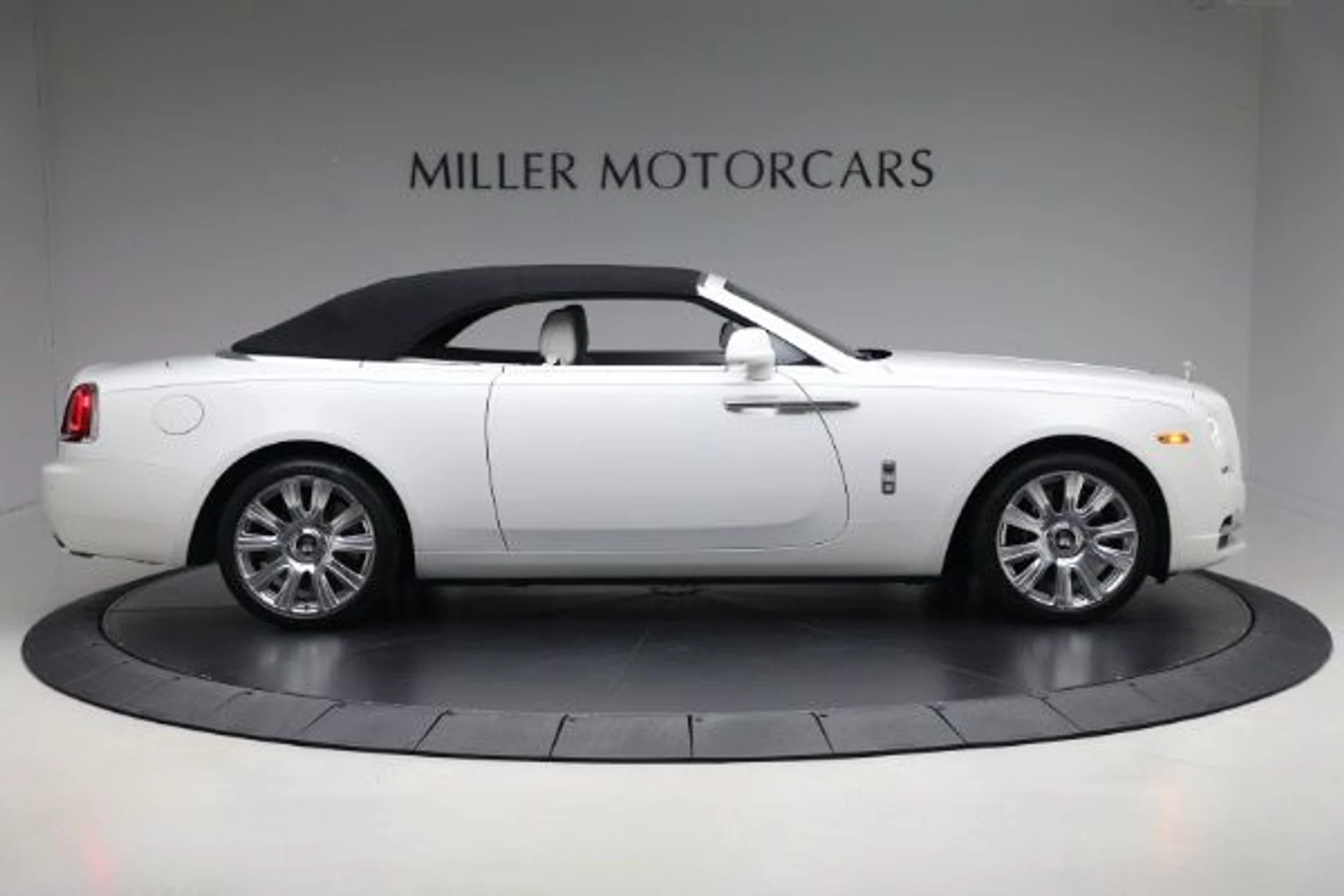 mph023_4225707990_Used_2018_Rolls_Royce_Dawn_22b78800ff