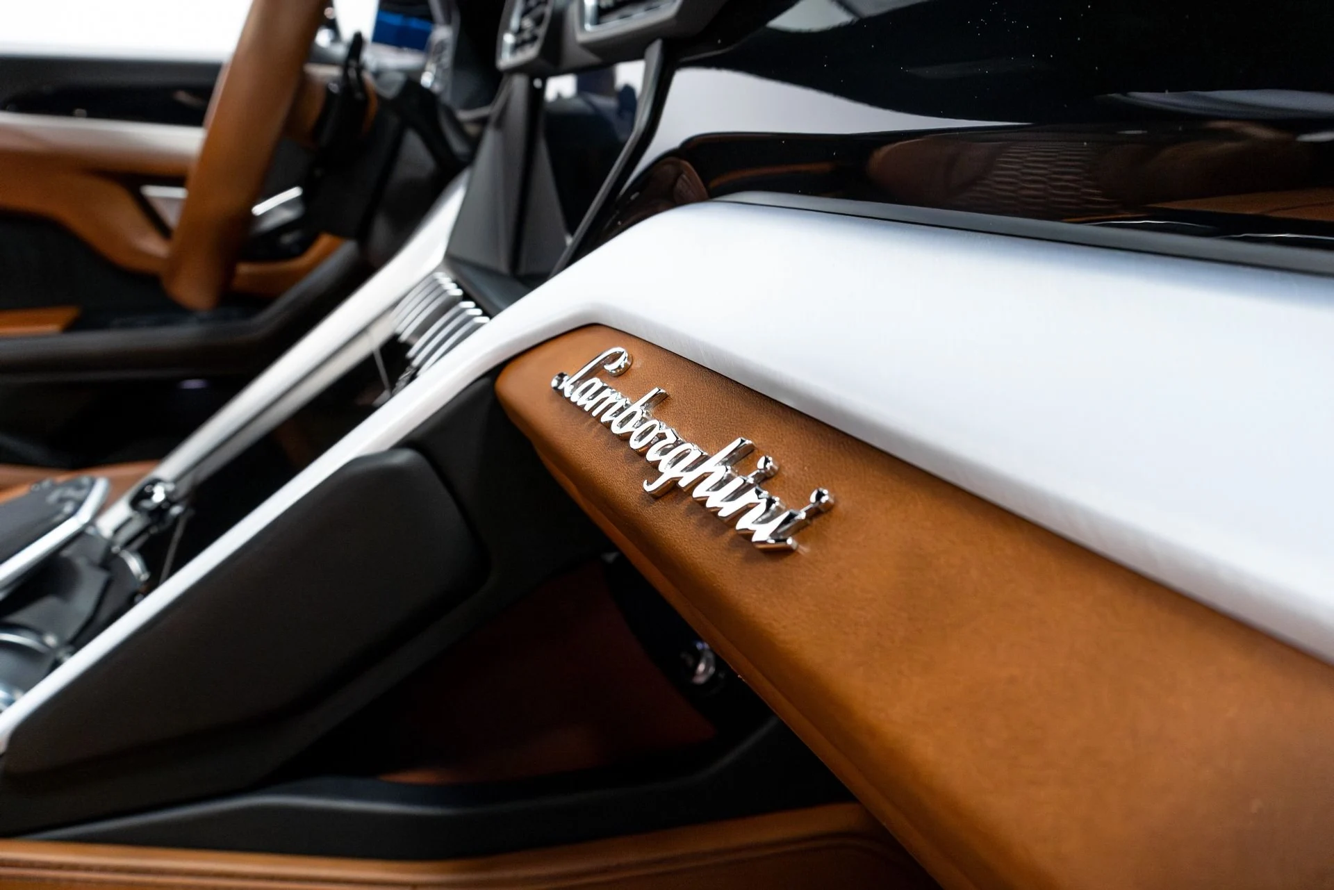 mph023_4241147833_Used_2019_Lamborghini_Urus_1772123275_63cb348daf