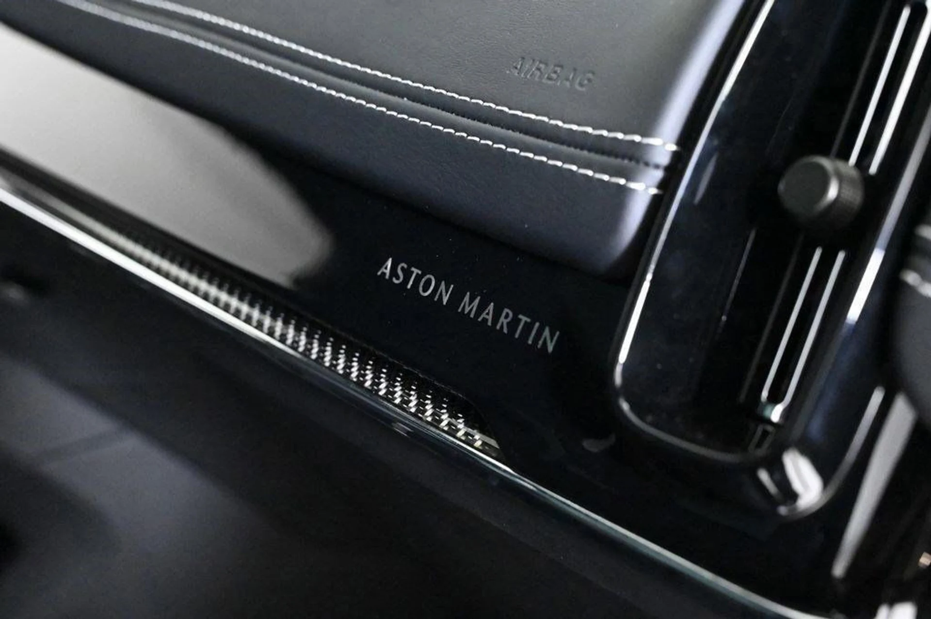 mph023_4253652570_new_2025_aston_martin_dbx_707awd_11350_22854626_23_1024_8729aa2225