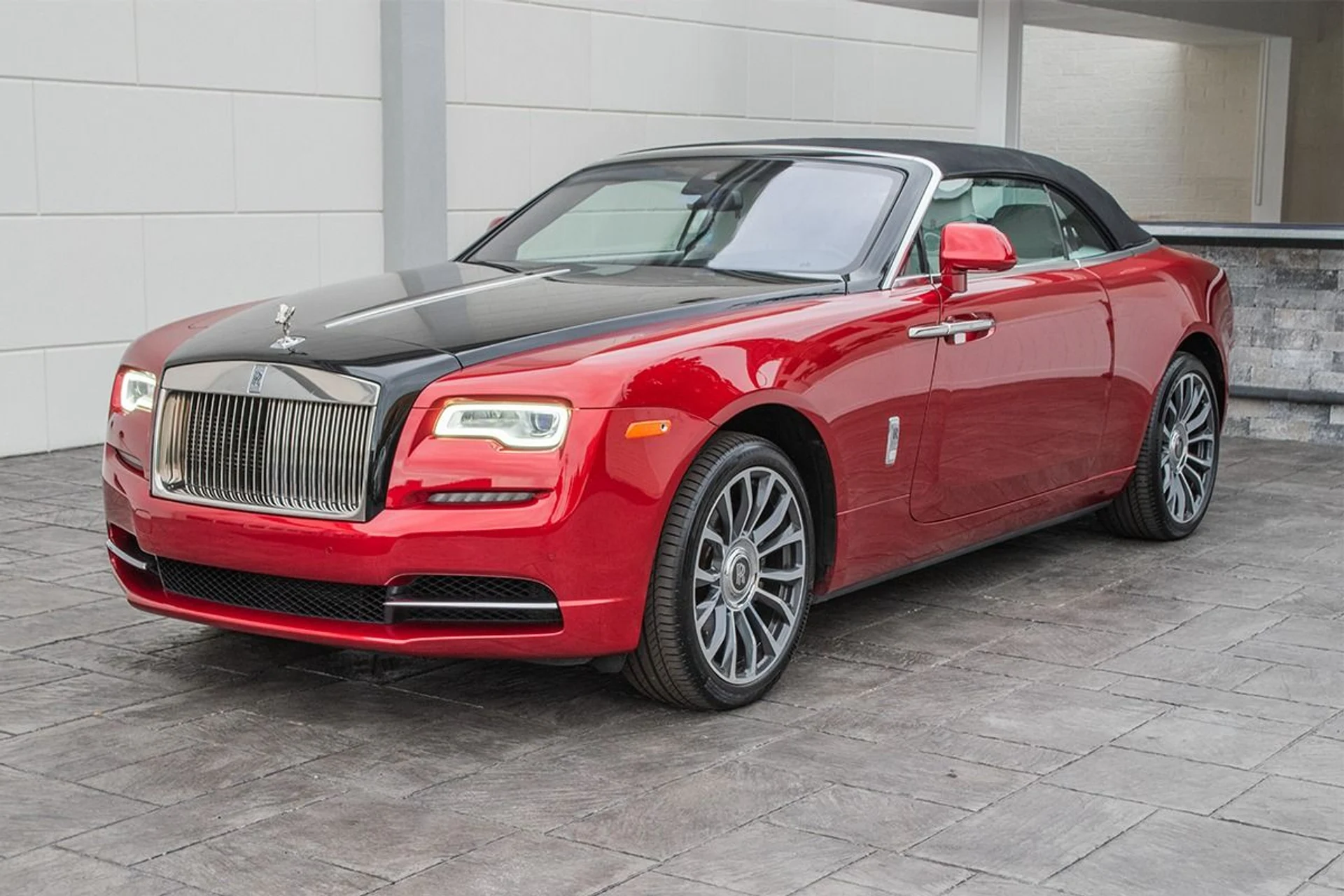 mph023_4254101637_Used_2018_Rolls_Royce_Dawn_1730954781_3c5dad12b3