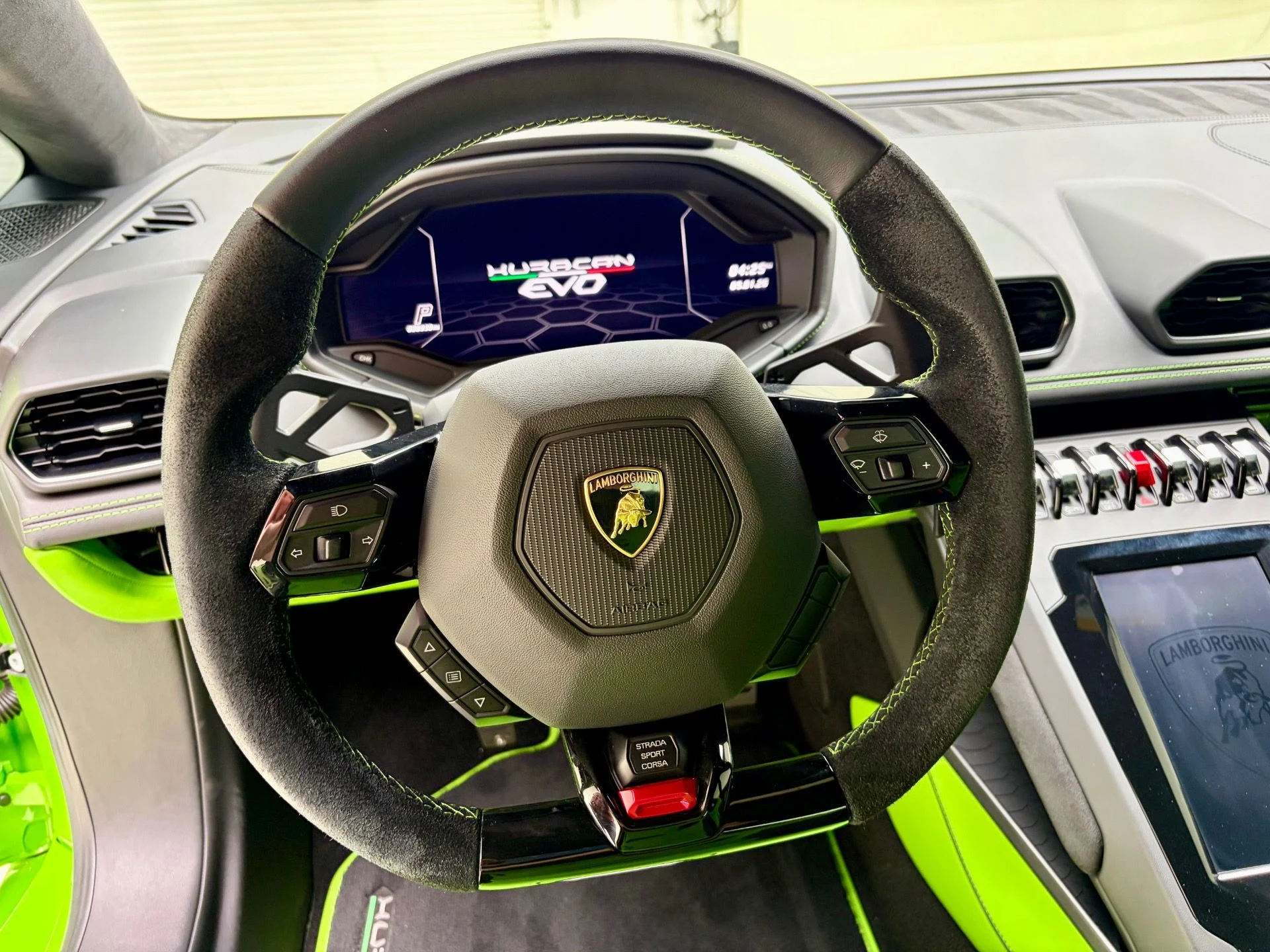 mph023_4268065260_Used_2022_Lamborghini_Huracan_EVO_1777741290_5de0e78f40