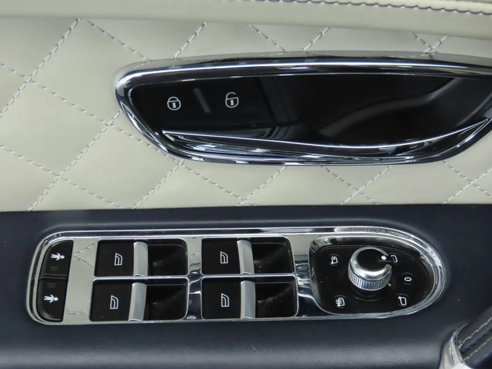 mph023_4279986468_used_2019_bentley_bentayga_v8awd_8119_22979397_24_1024_15f16b2e92