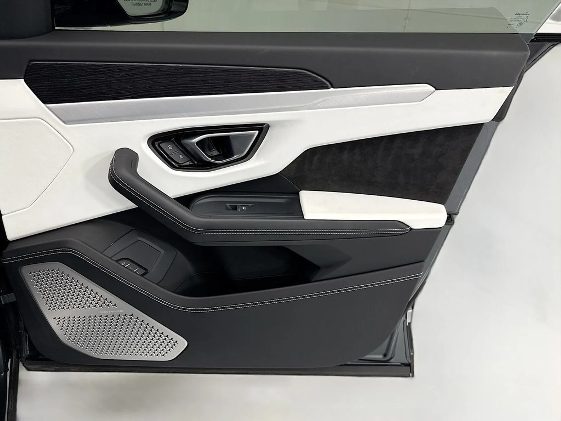 mph023_4282017638_used_2019_lamborghini_urus_awd_8119_23021211_24_1024_16254e9c22