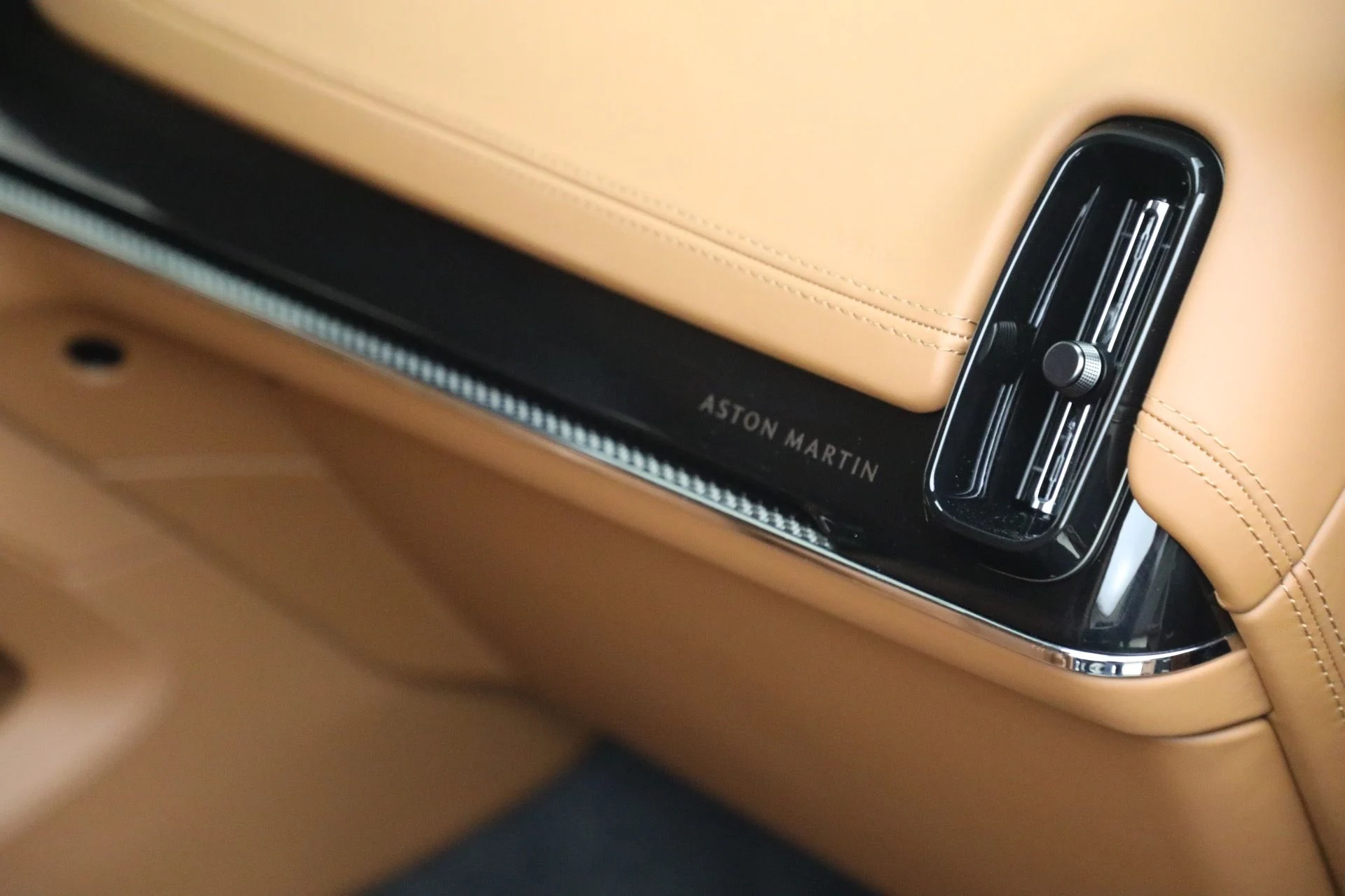 mph023_439273827_New_2026_Aston_Martin_DBX_707_1767991932_d4166bb19d