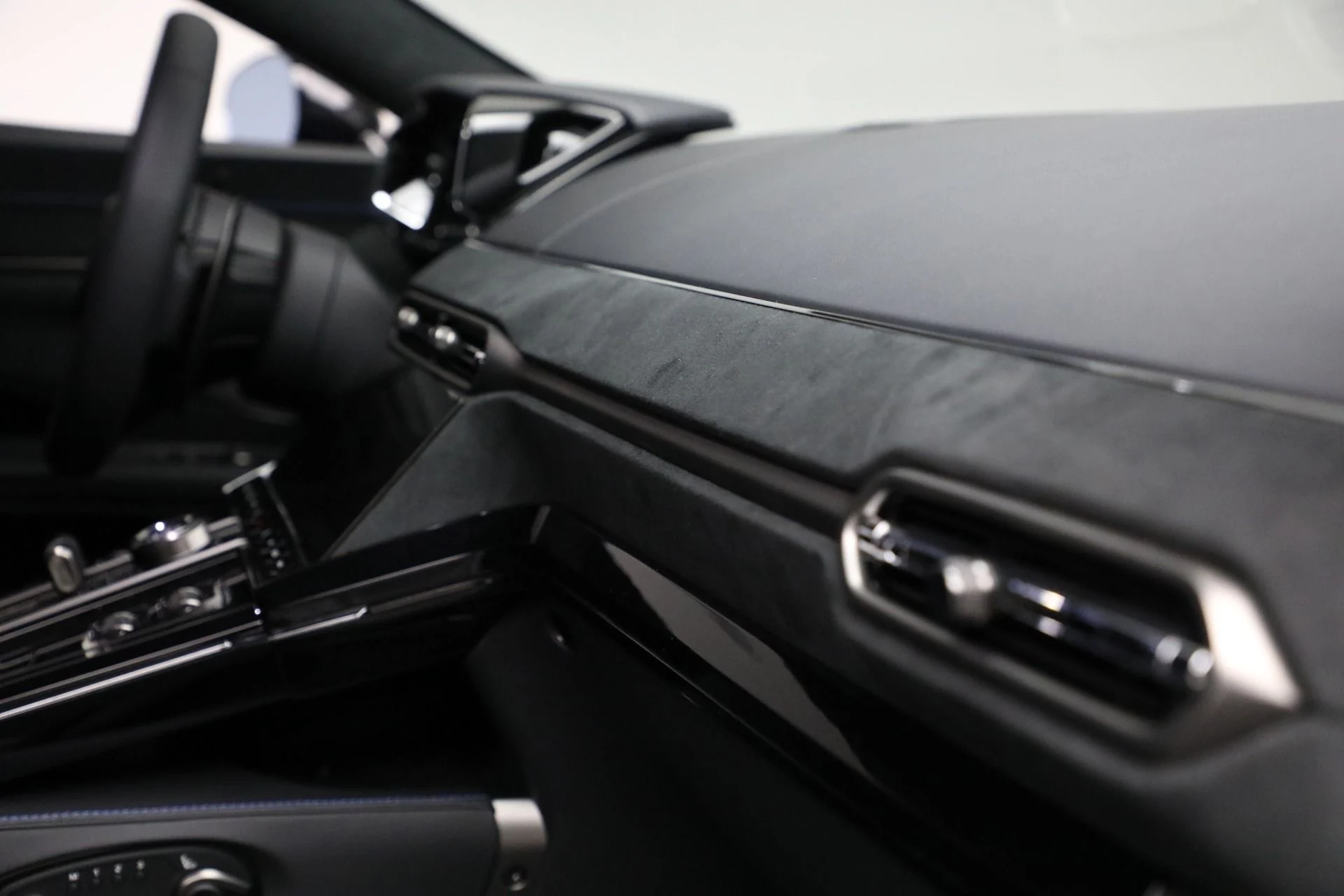 mph023_449027640_Used_2025_Aston_Martin_Vantage_1744376582_b0c9100258