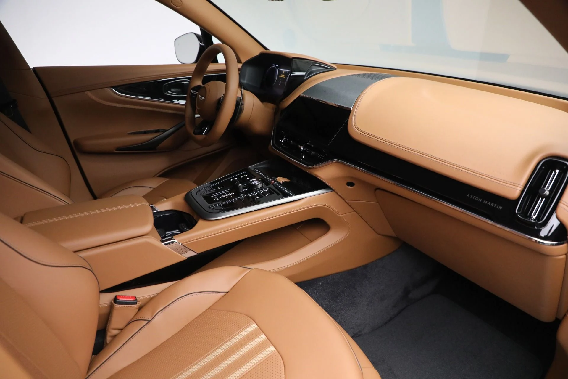 mph023_470048728_New_2025_Aston_Martin_DBX_707_3a2da2326c