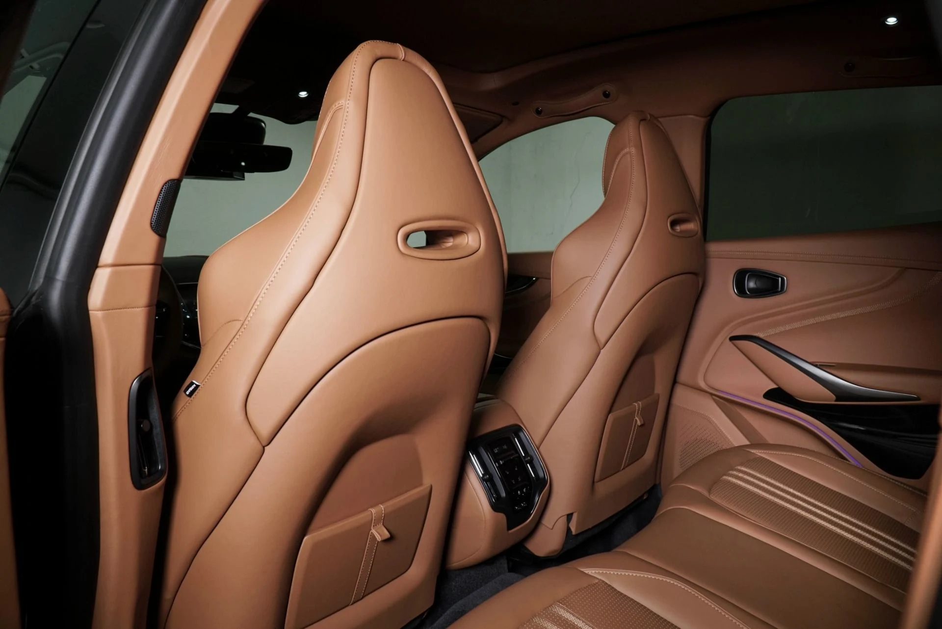 mph023_480393824_New_2026_Aston_Martin_DBX_707_1769300415_8b1ae5271d