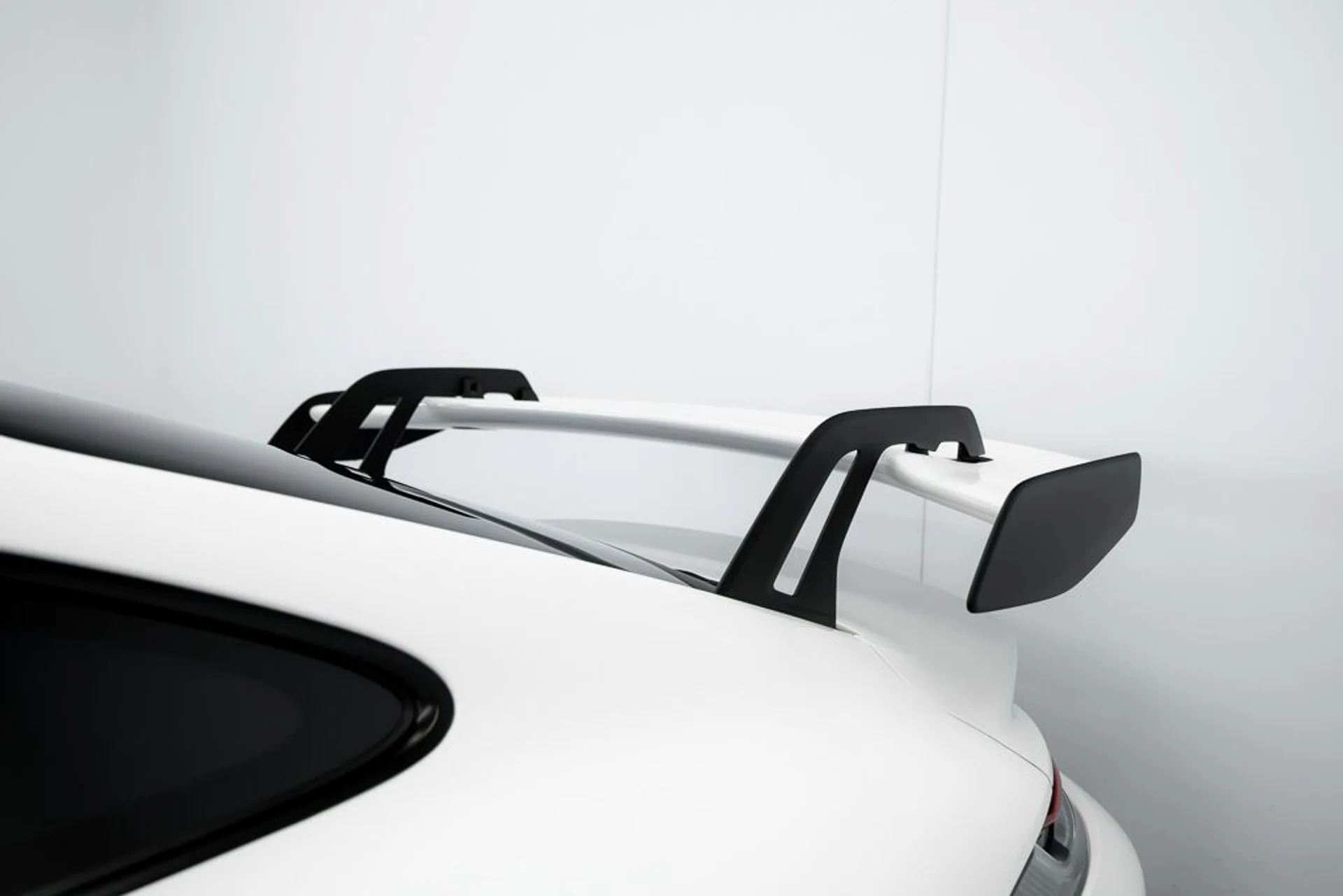 mph023_486588850_porsche_911_2024_jpg_v_1773863537_7ca057378b