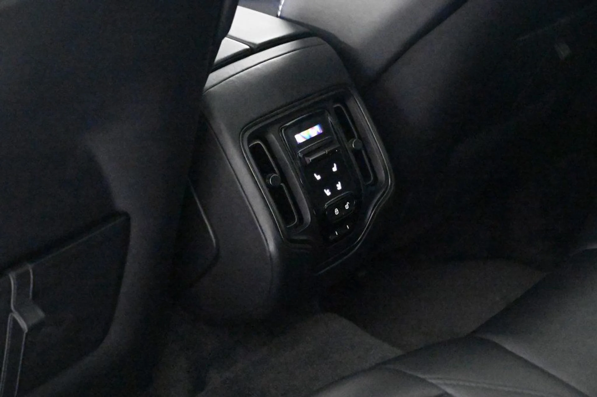 mph023_515811310_used_2023_aston_martin_dbx_707_11350_22991418_23_1024_548a00accb