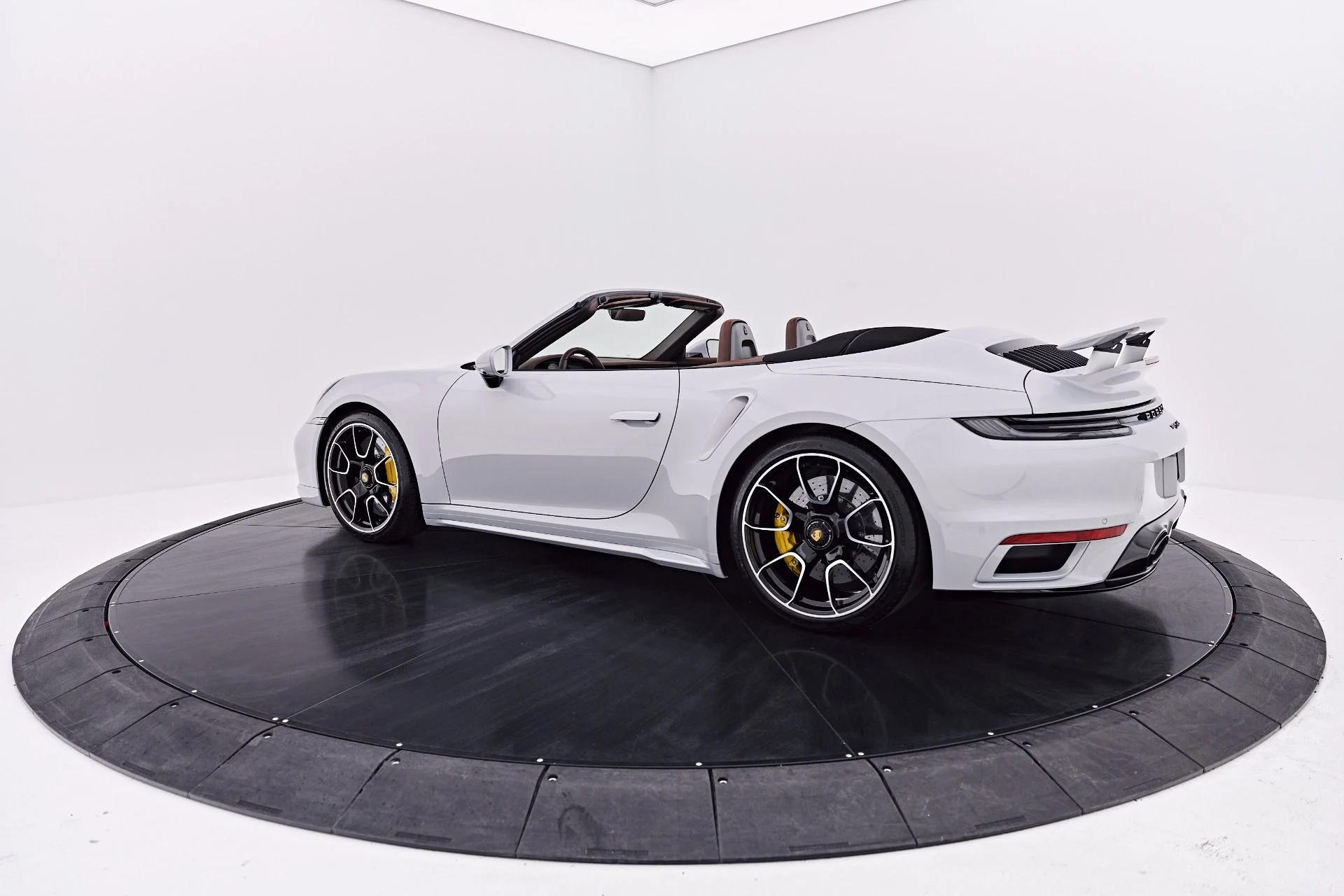 mph023_523125031_Used_2025_Porsche_911_Turbo_S_1786497802_66f732361c