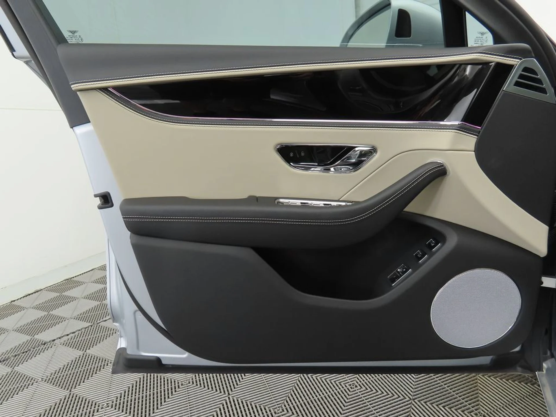 mph023_544866488_new_2025_bentley_flying_spur_blackeditionsedan_8119_22910536_24_1024_3522786256