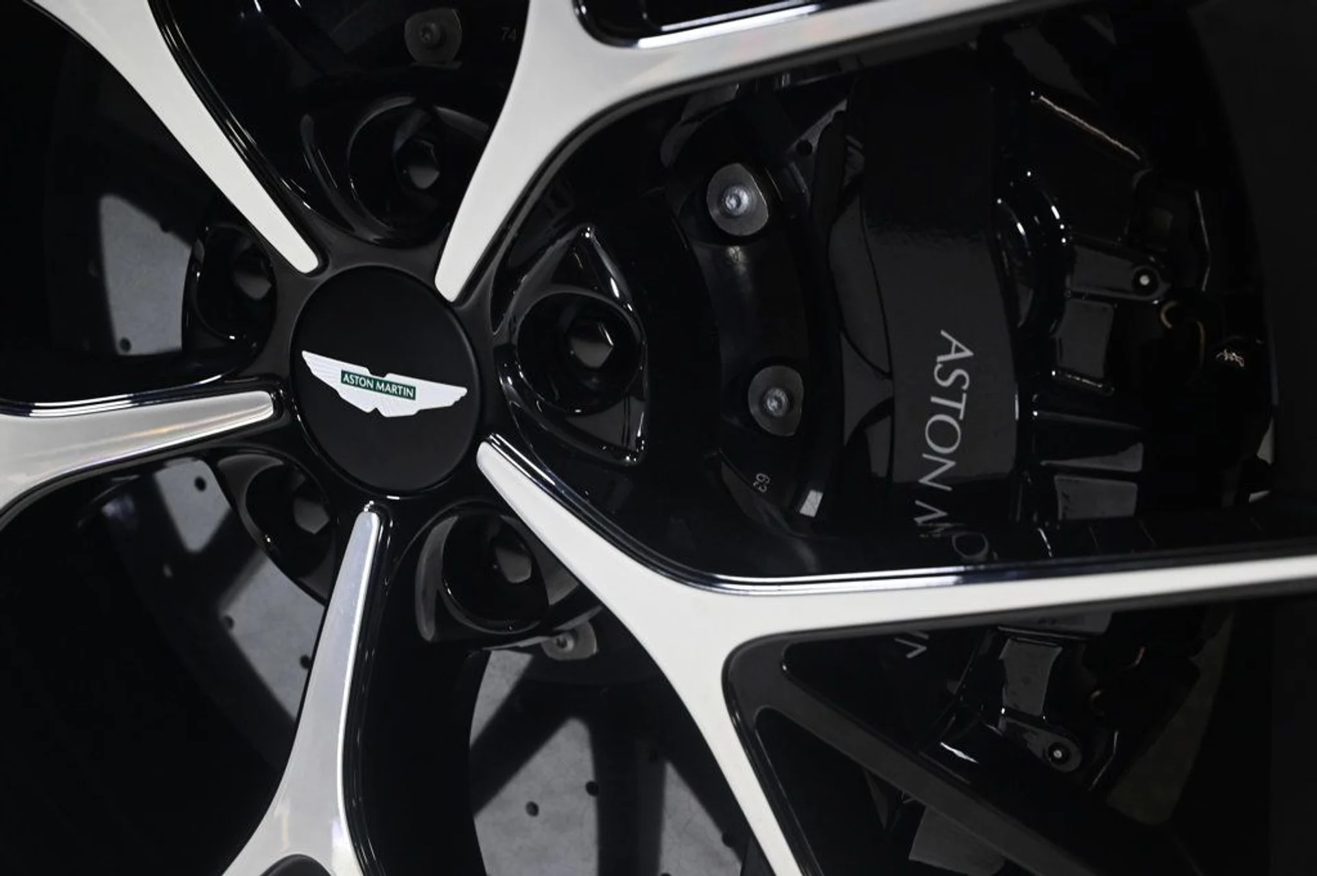 mph023_572272605_new_2026_aston_martin_dbx_707awd_11350_22956758_23_1024_4b25f9ad53