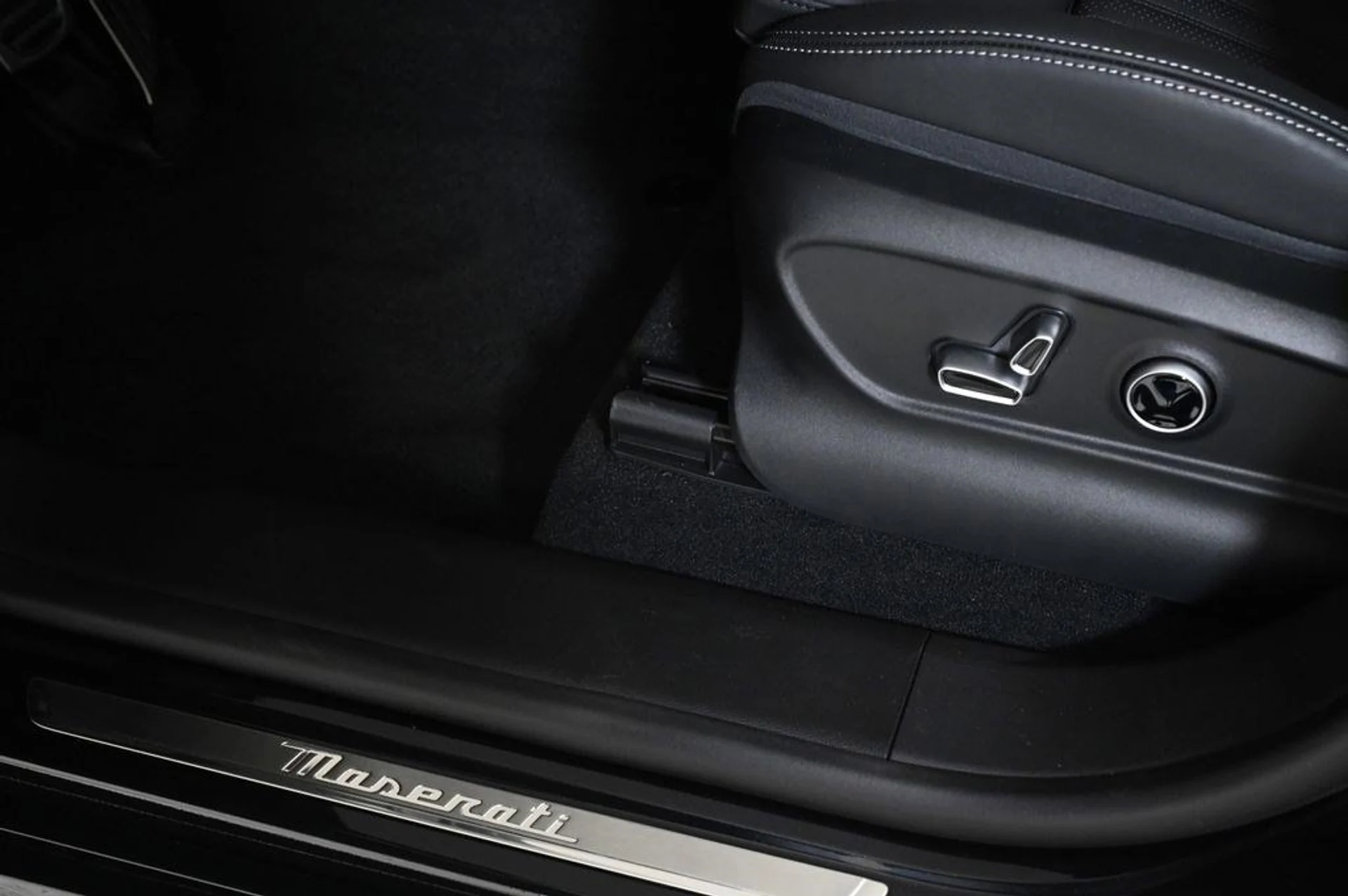 mph023_588762776_new_2025_maserati_grecale_modenaawd_11350_22975685_23_1024_2c459420bf