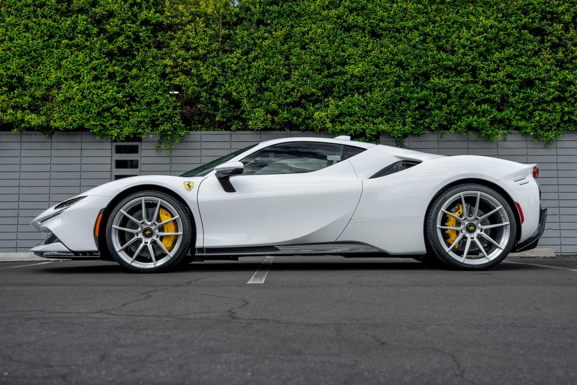mph023_596751161_Used_2023_Ferrari_SF_90_Stradale_1760118033_e65a780312