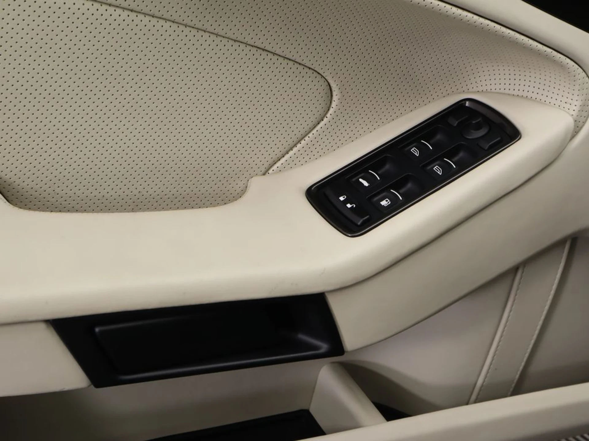 mph023_600794917_used_2015_aston_martin_vanquish_2drcoupe_8119_22944423_24_1024_800558fd7f