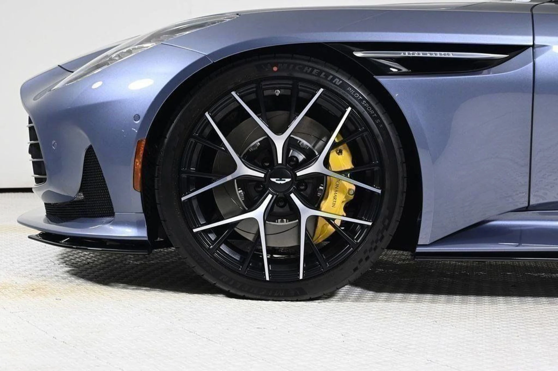 mph023_614116694_new_2025_aston_martin_db12_volante_11350_22854664_23_1024_3a18d46620