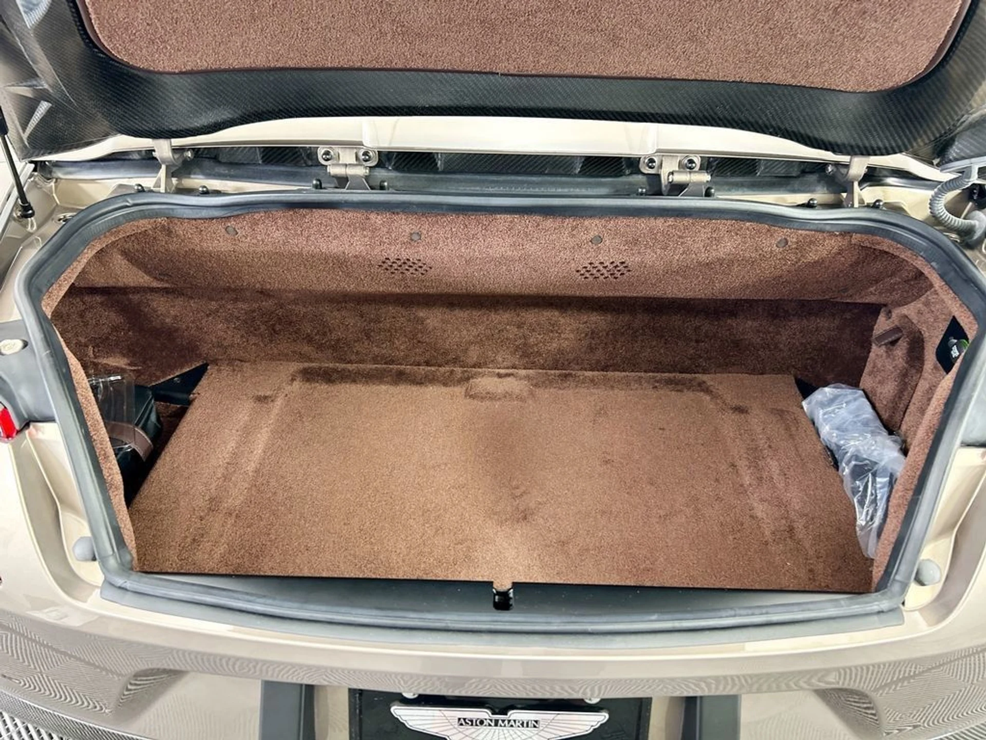 mph023_627444666_used_2017_aston_martin_vanquish_volante_8119_22986074_24_1024_b48ec0de11