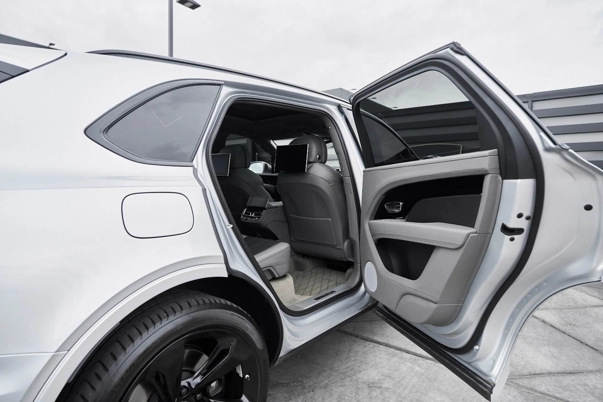 mph023_627450909_Used_2023_Bentley_Bentayga_EWB_Azure_1763502498_6e4d5c6a77