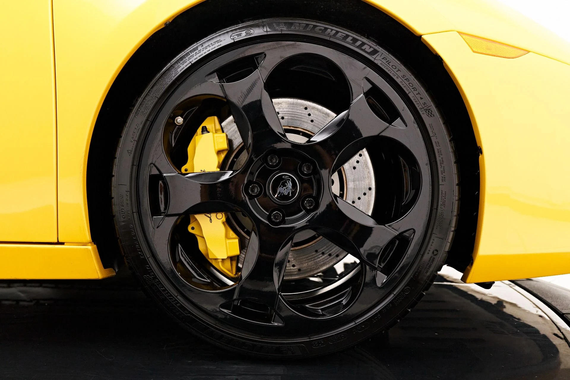 mph023_66528745_Used_2005_Lamborghini_Gallardo_1703127301_70ec2619aa