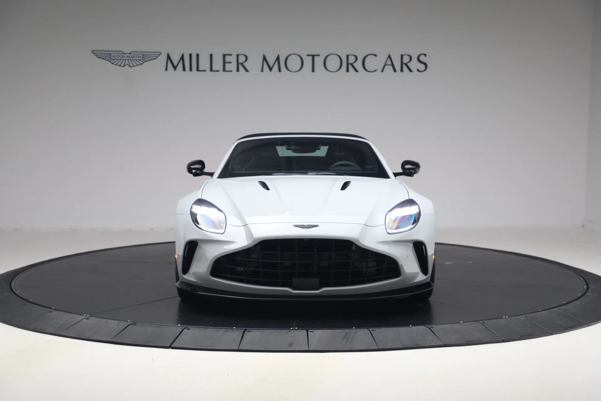 mph023_680080236_New_2026_Aston_Martin_Vantage_S_Roadster_1776800186_15f14152b8