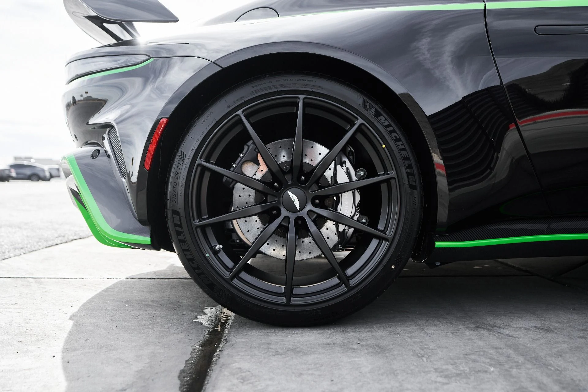 mph023_68904276_Used_2023_Aston_Martin_Vantage_Base_1762913663_2a464c875c