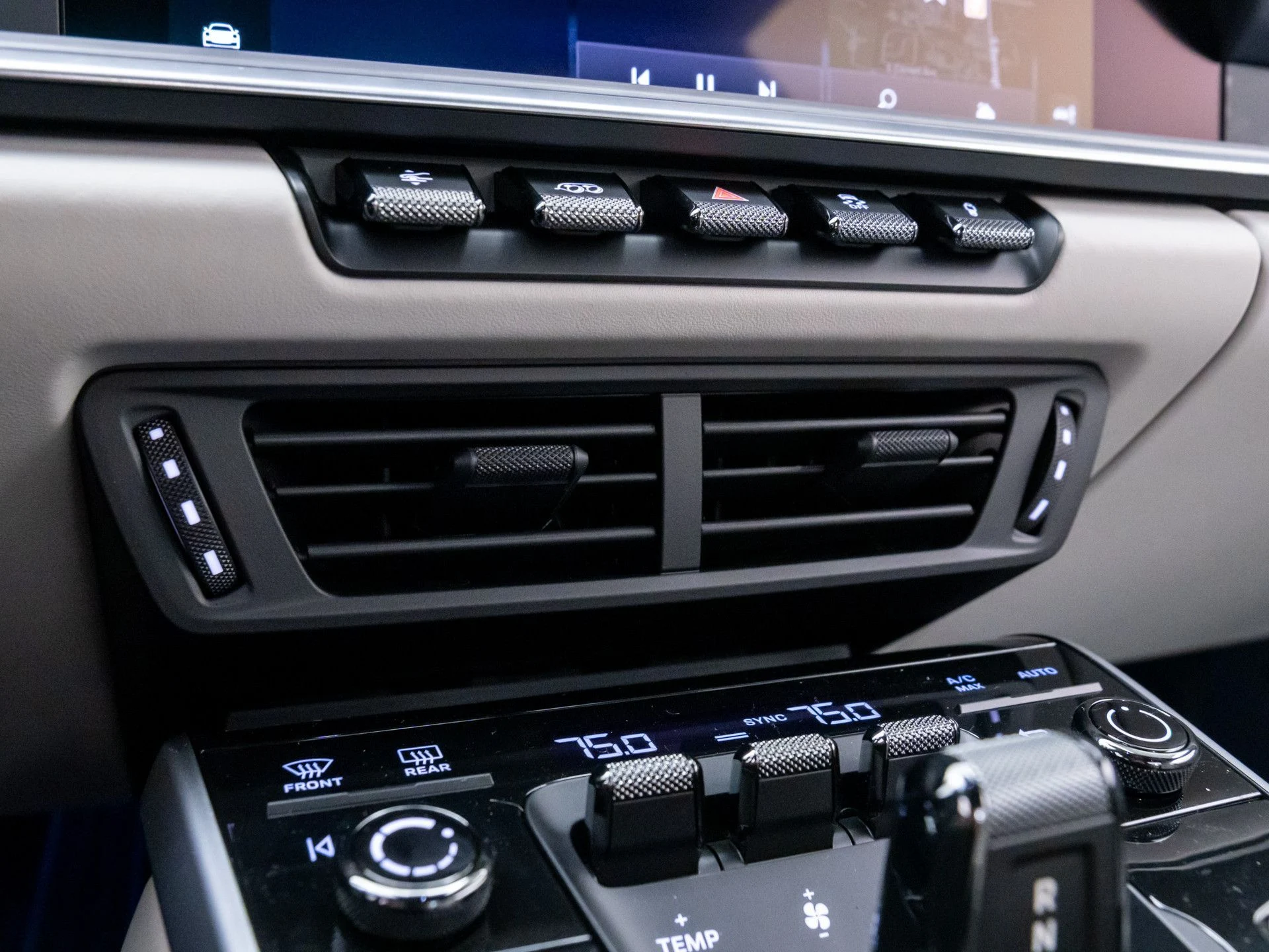 mph023_74818955_00c384503aa24ac0c76d8f2f7a0a8dabx_a5beee2161