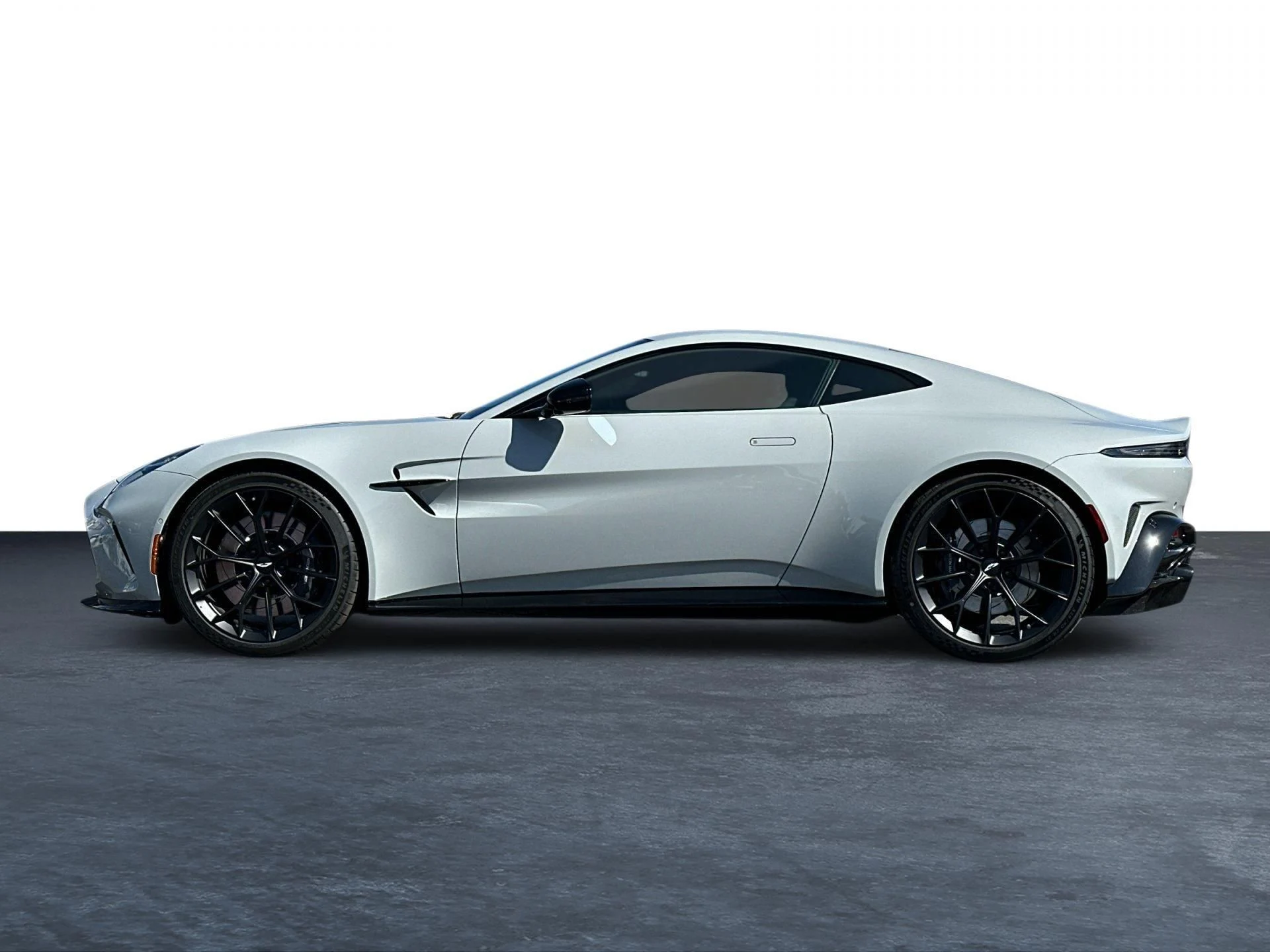 mph023_751809970_New_2025_Aston_Martin_Vantage_Base_1747424412_054504ad44