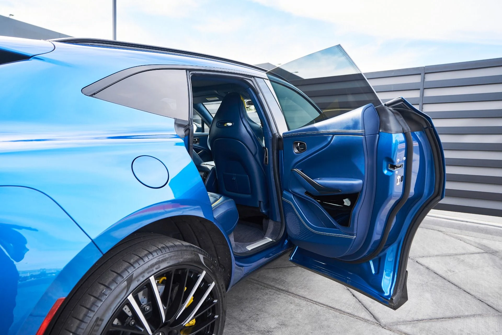 mph023_771407848_Used_2023_Aston_Martin_DBX_707_1762900333_92af9178df