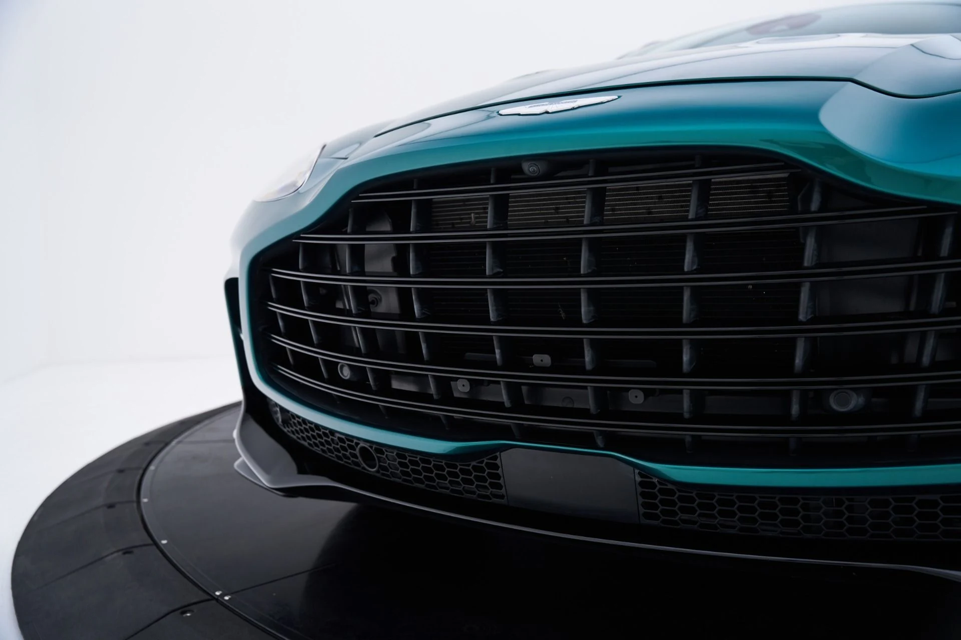 mph023_778876192_Used_2024_Aston_Martin_DBX_707_1793218303_16e3f5d63c
