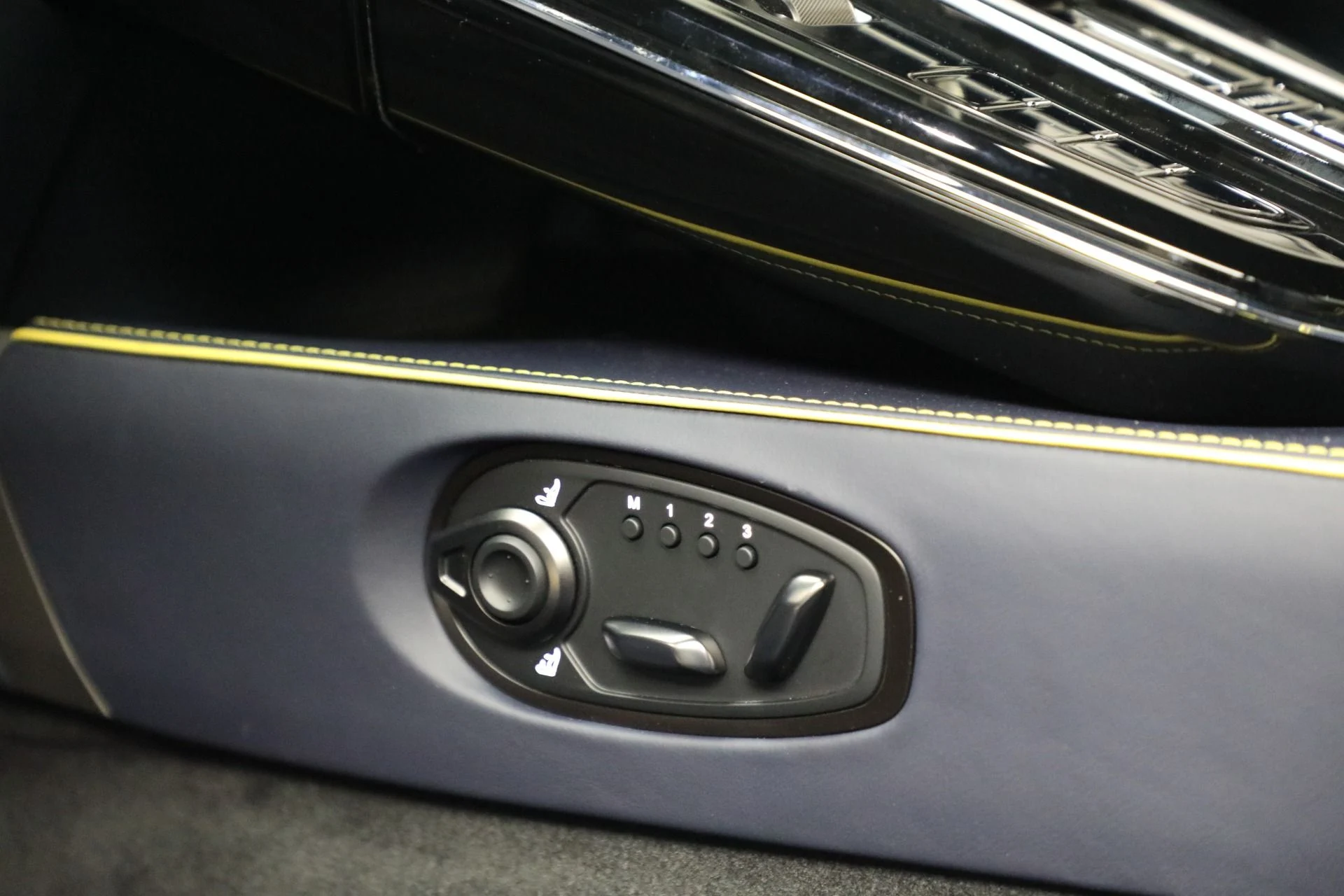 mph023_787210739_New_2026_Aston_Martin_Vantage_d00c876472
