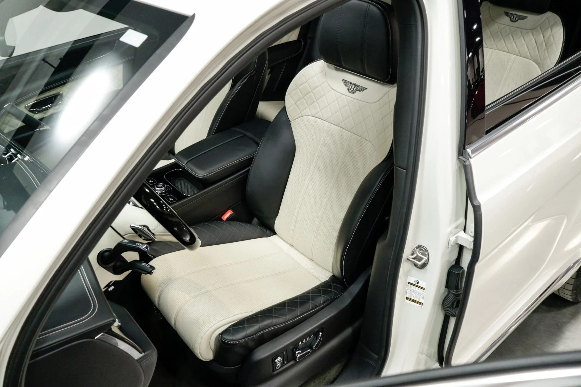 mph023_787903842_Used_2020_Bentley_Bentayga_V8_1760480773_b3ce1e7352